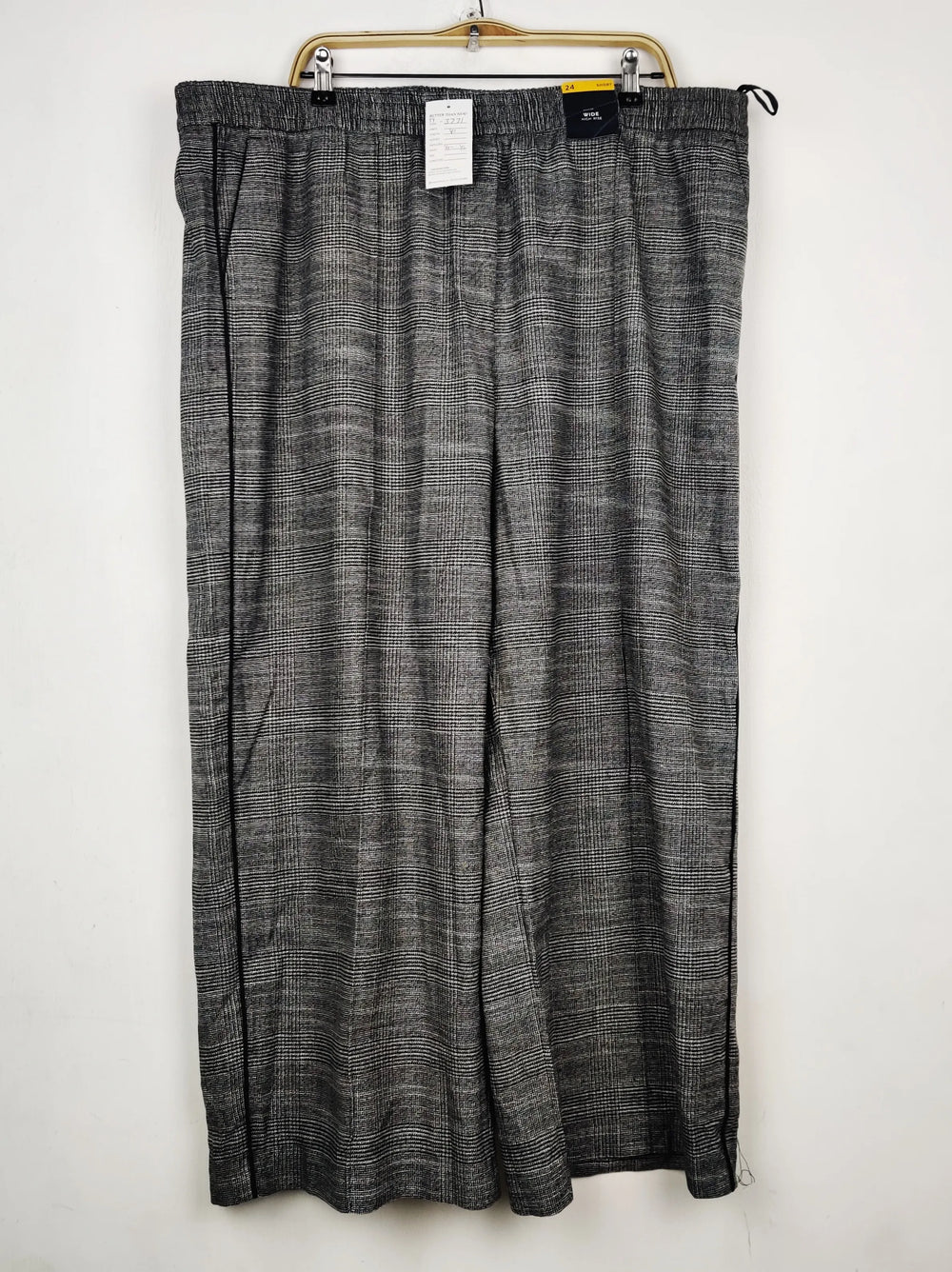 Buy online pre-used pre-loved 100% authentic & Original branded Marks & Spencer (TT-3771) available in Pakistan. Top international brands avilable.