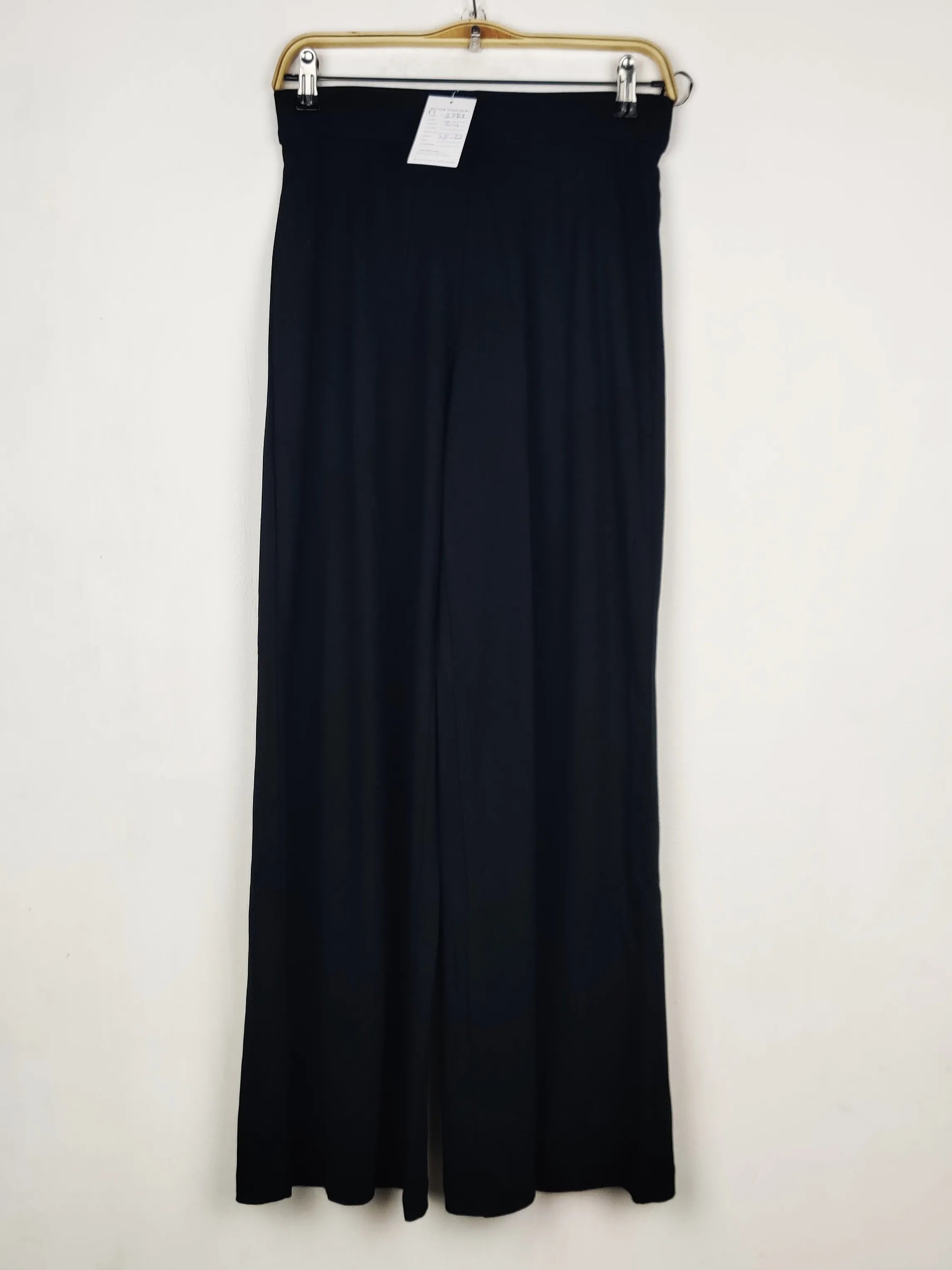 Buy online pre-used pre-loved 100% authentic & Original branded Unknown Brand (TT-3783) available in Pakistan. Top international brands avilable.