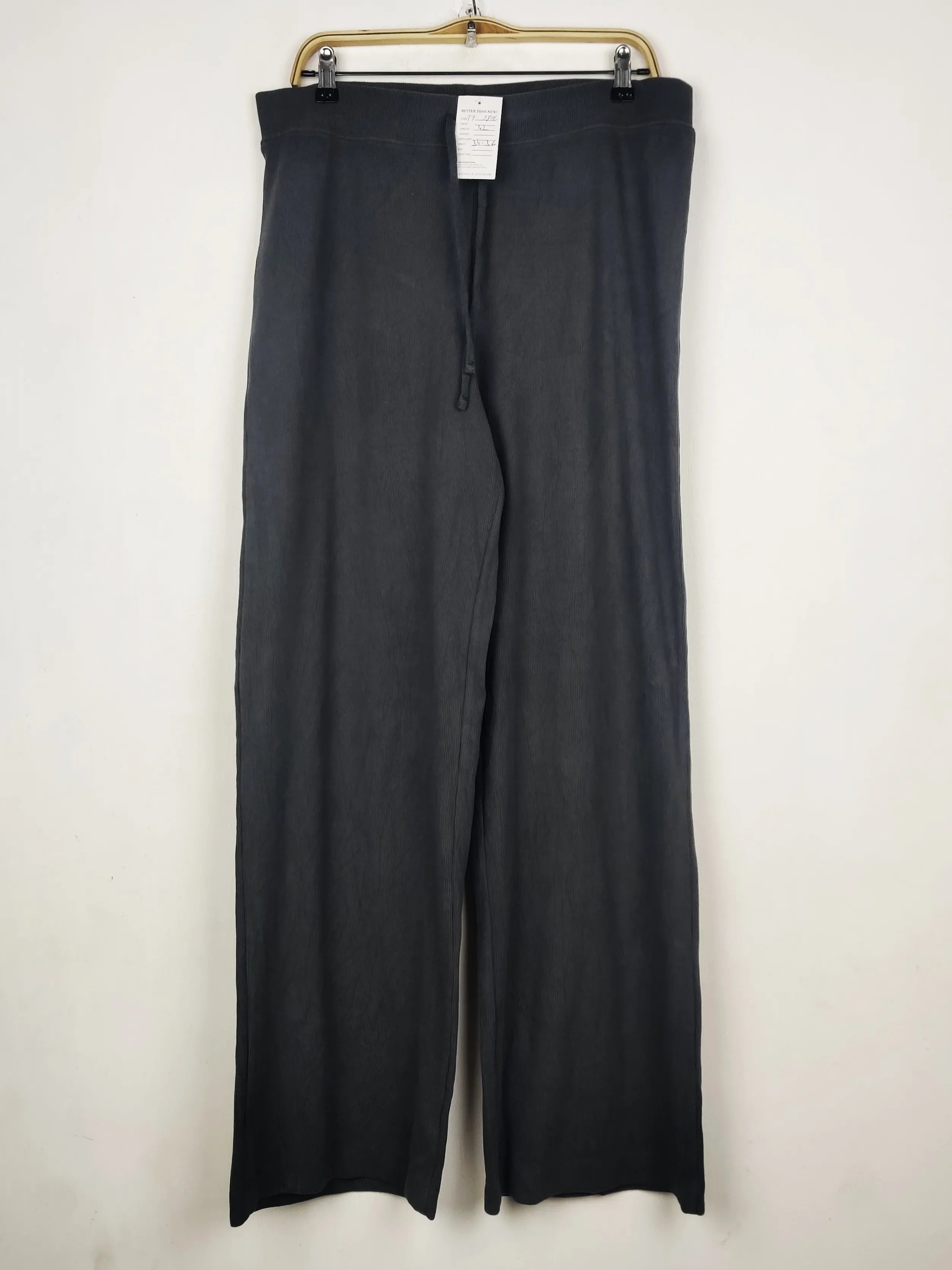 Buy online pre-used pre-loved 100% authentic & Original branded H&M (TT-3806) available in Pakistan. Top international brands avilable.