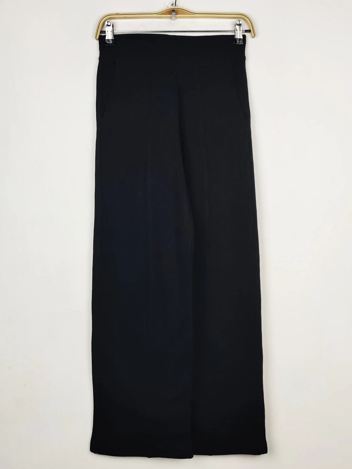 Buy online pre-used pre-loved 100% authentic & Original branded H&M (TT-3849) available in Pakistan. Top international brands avilable.