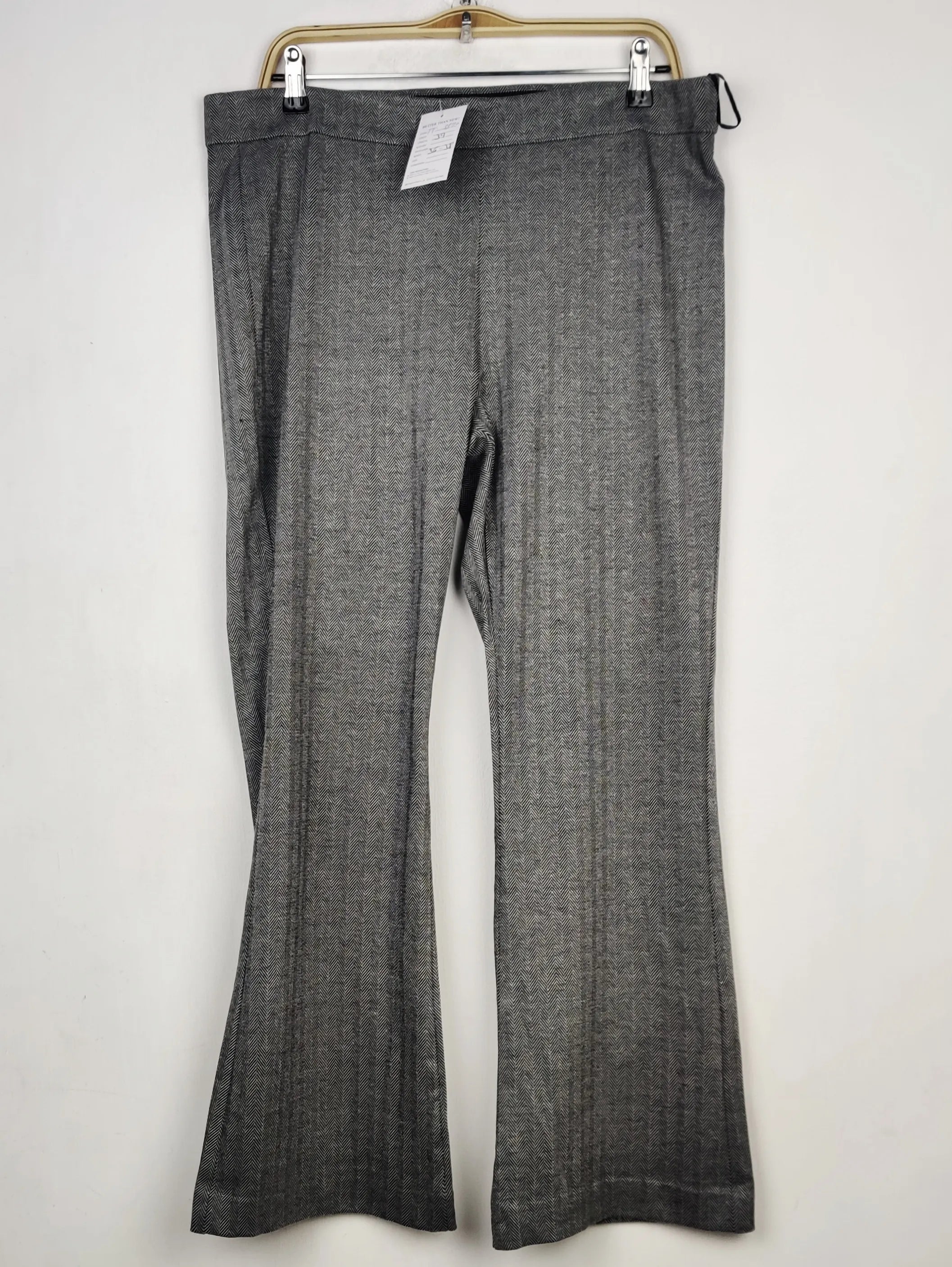 Buy online pre-used pre-loved 100% authentic & Original branded Marks & Spencer (TT-3890) available in Pakistan. Top international brands avilable.