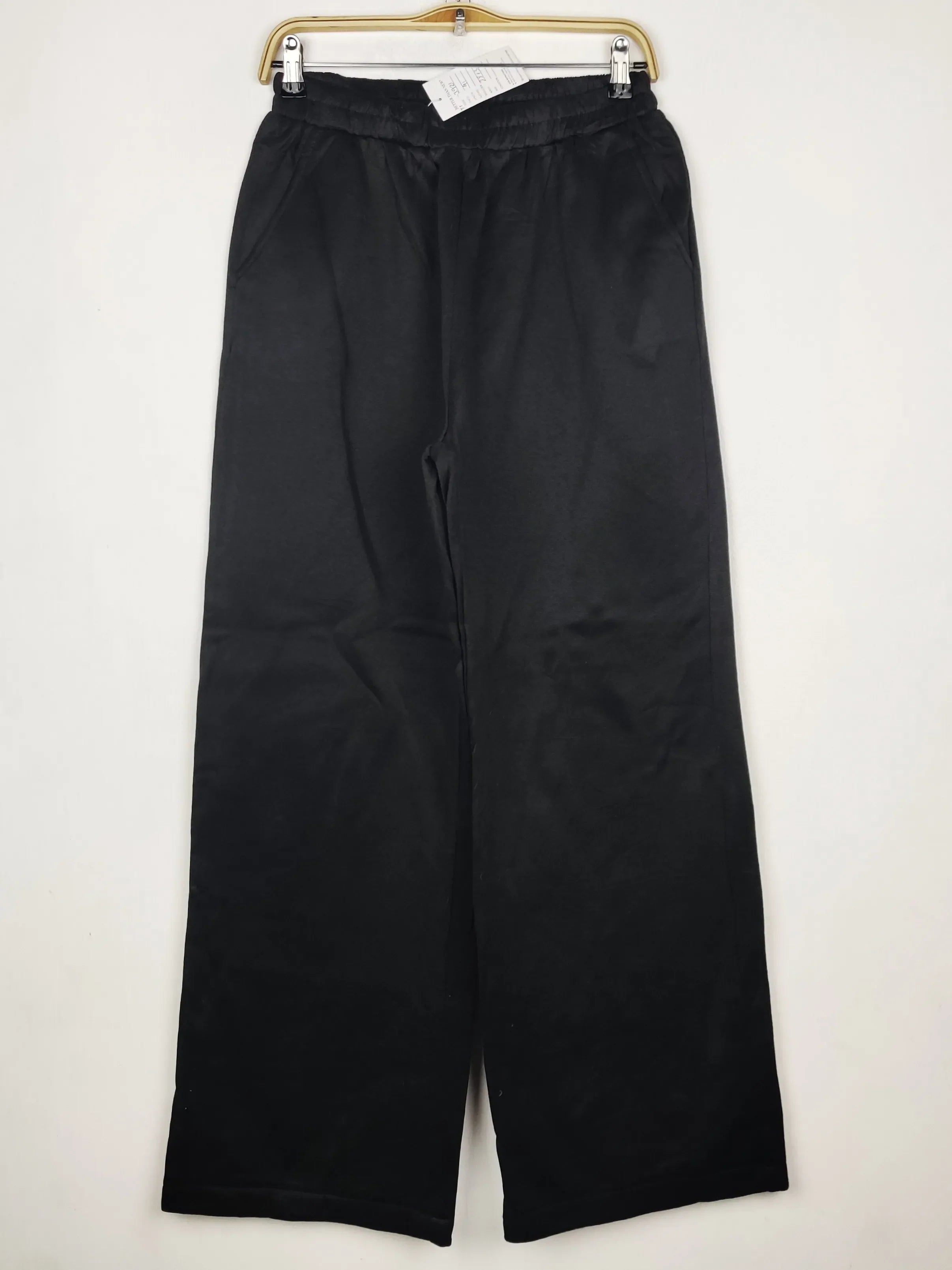 Buy online pre-used pre-loved 100% authentic & Original branded Unknown Brand (TT-3921) available in Pakistan. Top international brands avilable.
