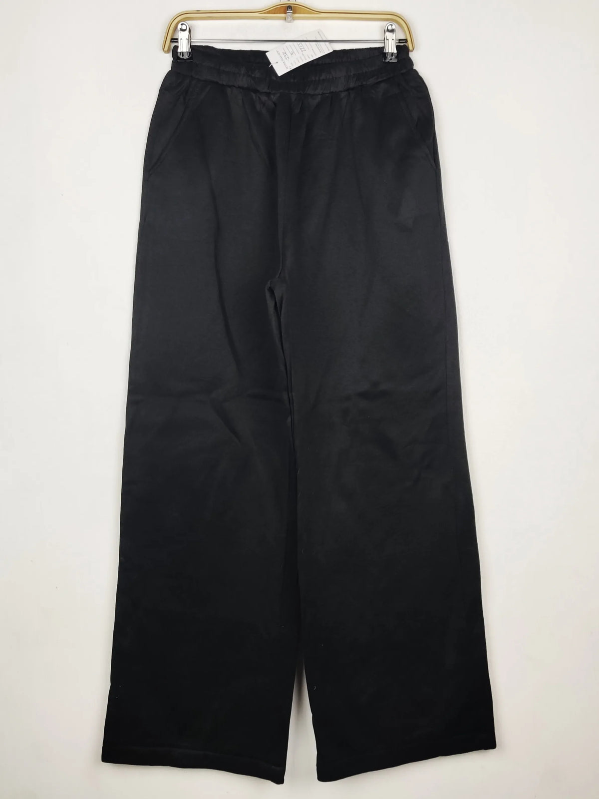 Buy online pre-used pre-loved 100% authentic & Original branded Unknown Brand (TT-3921) available in Pakistan. Top international brands avilable.
