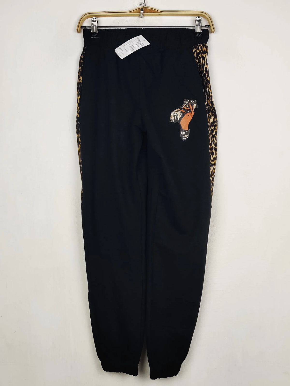 Buy online pre-used pre-loved 100% authentic & Original branded Unknown Brand (TT-3987) available in Pakistan. Top international brands avilable.