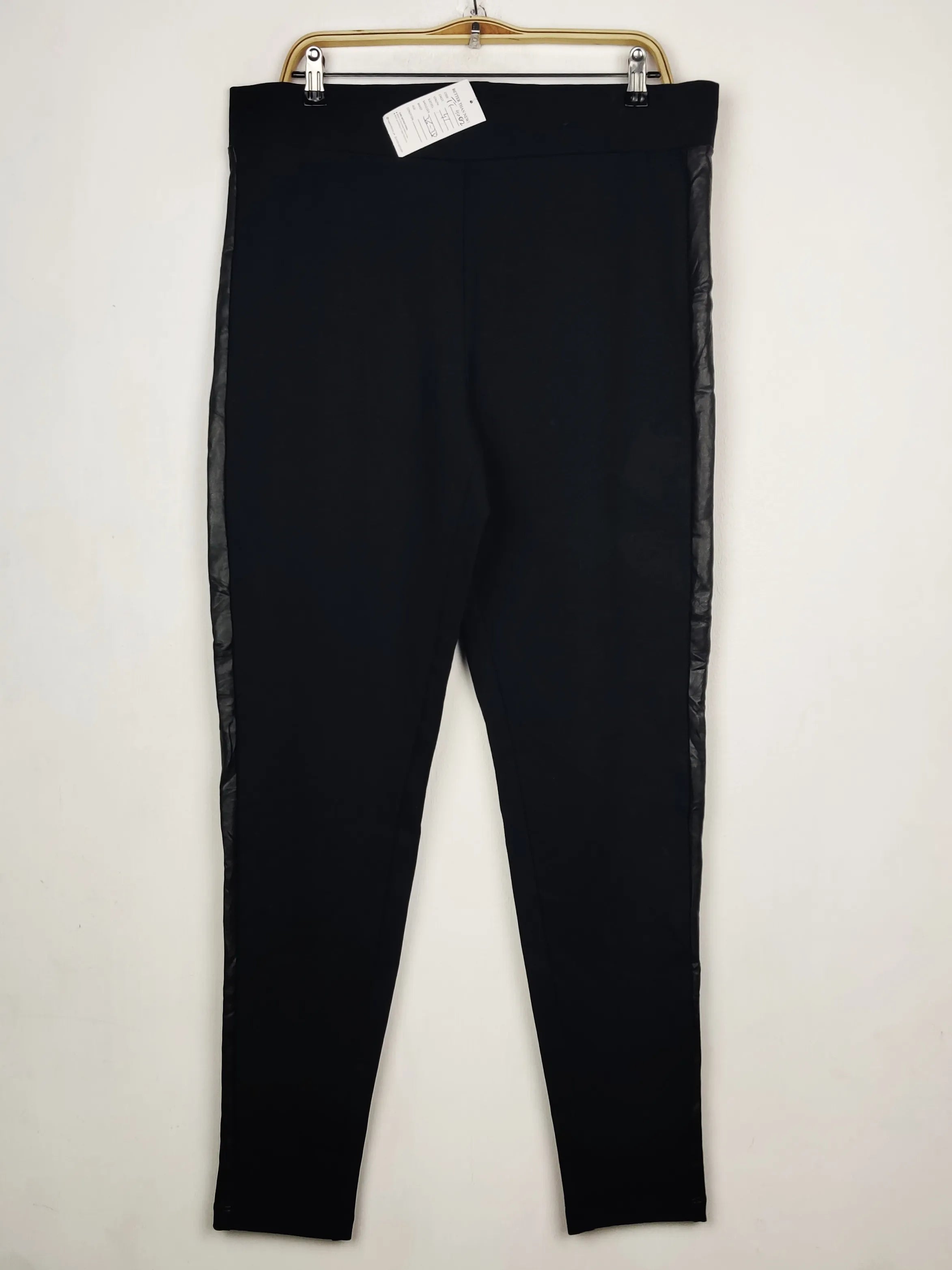 Buy online pre-used pre-loved 100% authentic & Original branded Marks & Spencer (TT-4002) available in Pakistan. Top international brands avilable.