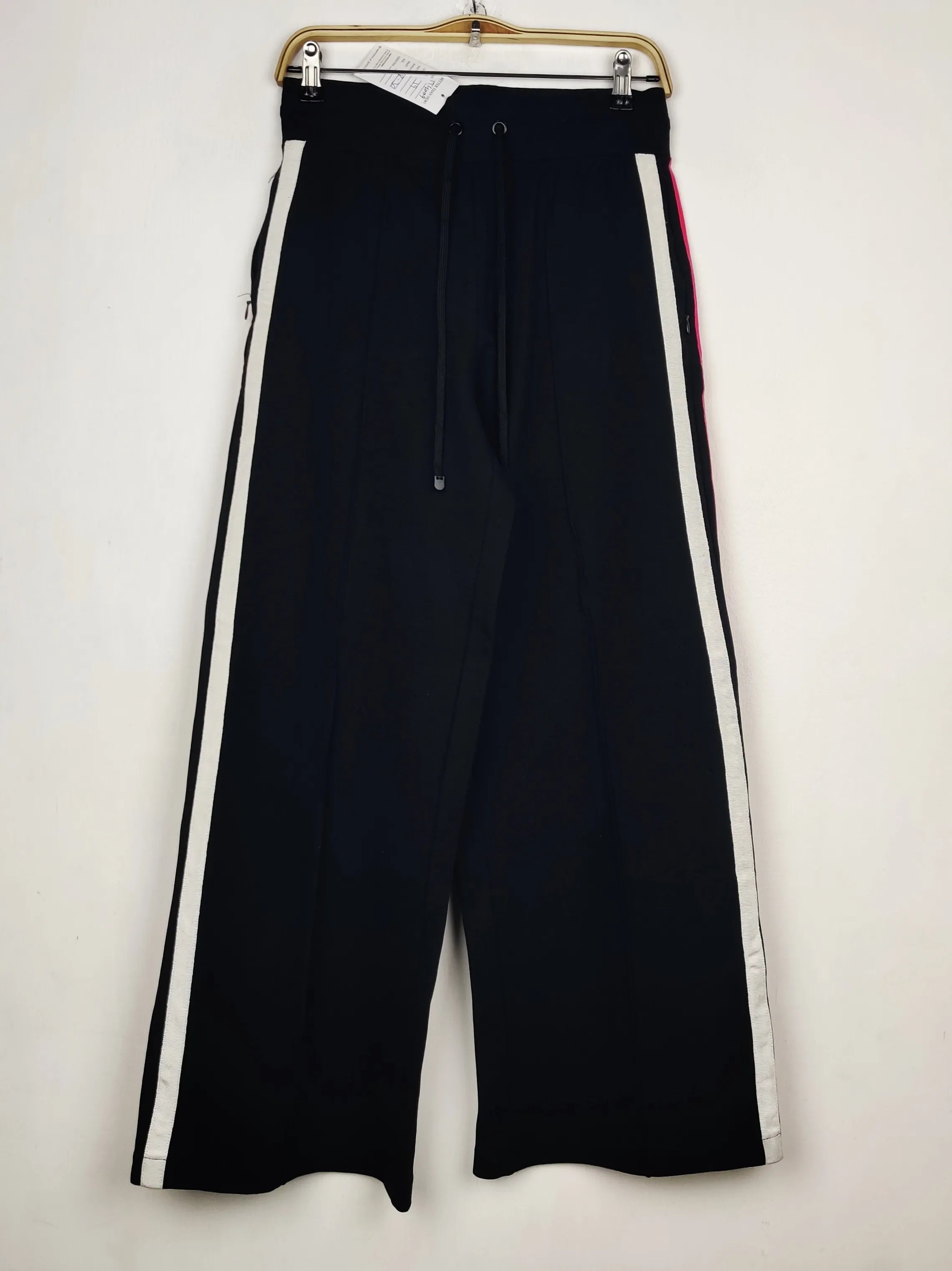 Buy online pre-used pre-loved 100% authentic & Original branded Unknown Brand (TT-4009) available in Pakistan. Top international brands avilable.