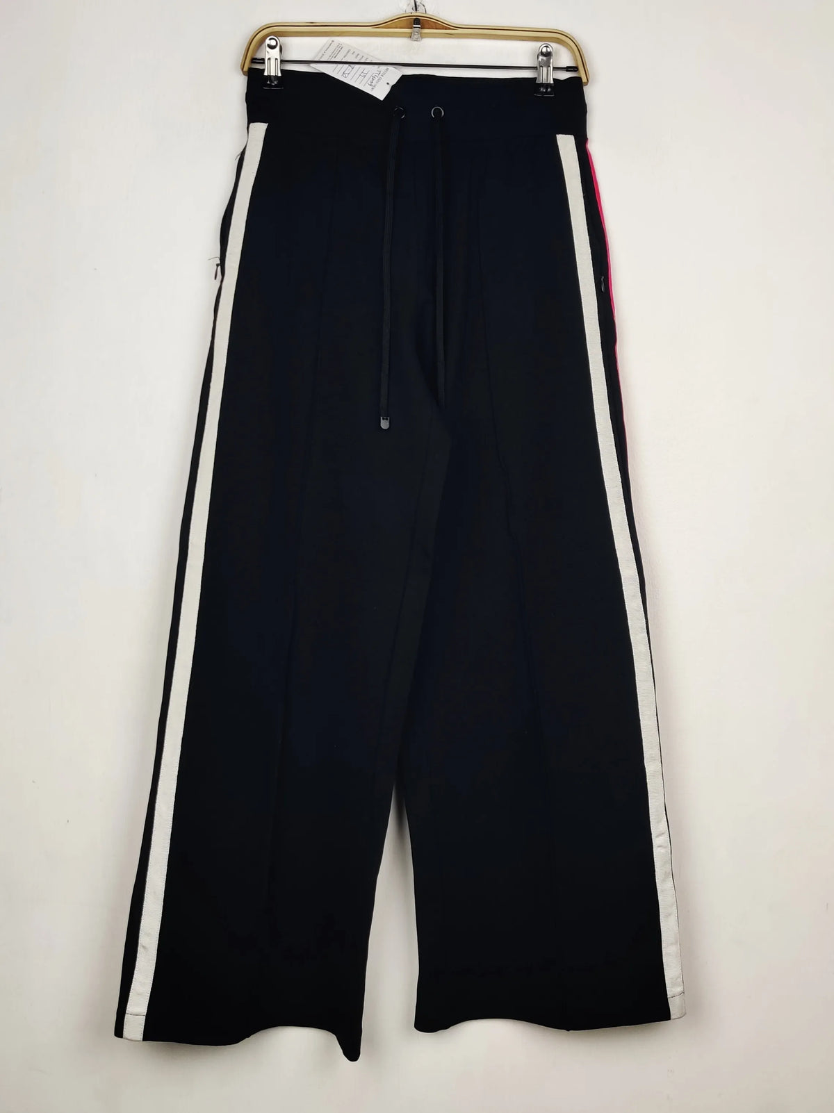 Buy online pre-used pre-loved 100% authentic & Original branded Unknown Brand (TT-4009) available in Pakistan. Top international brands avilable.