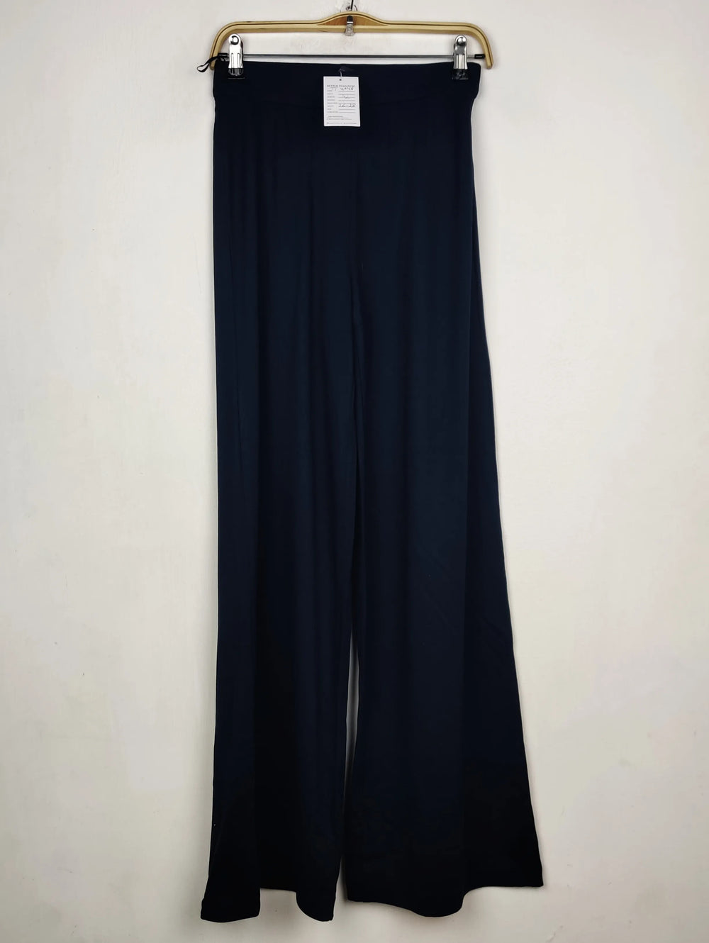 Buy online pre-used pre-loved 100% authentic & Original branded Marks & Spencer (TT-4048) available in Pakistan. Top international brands avilable.