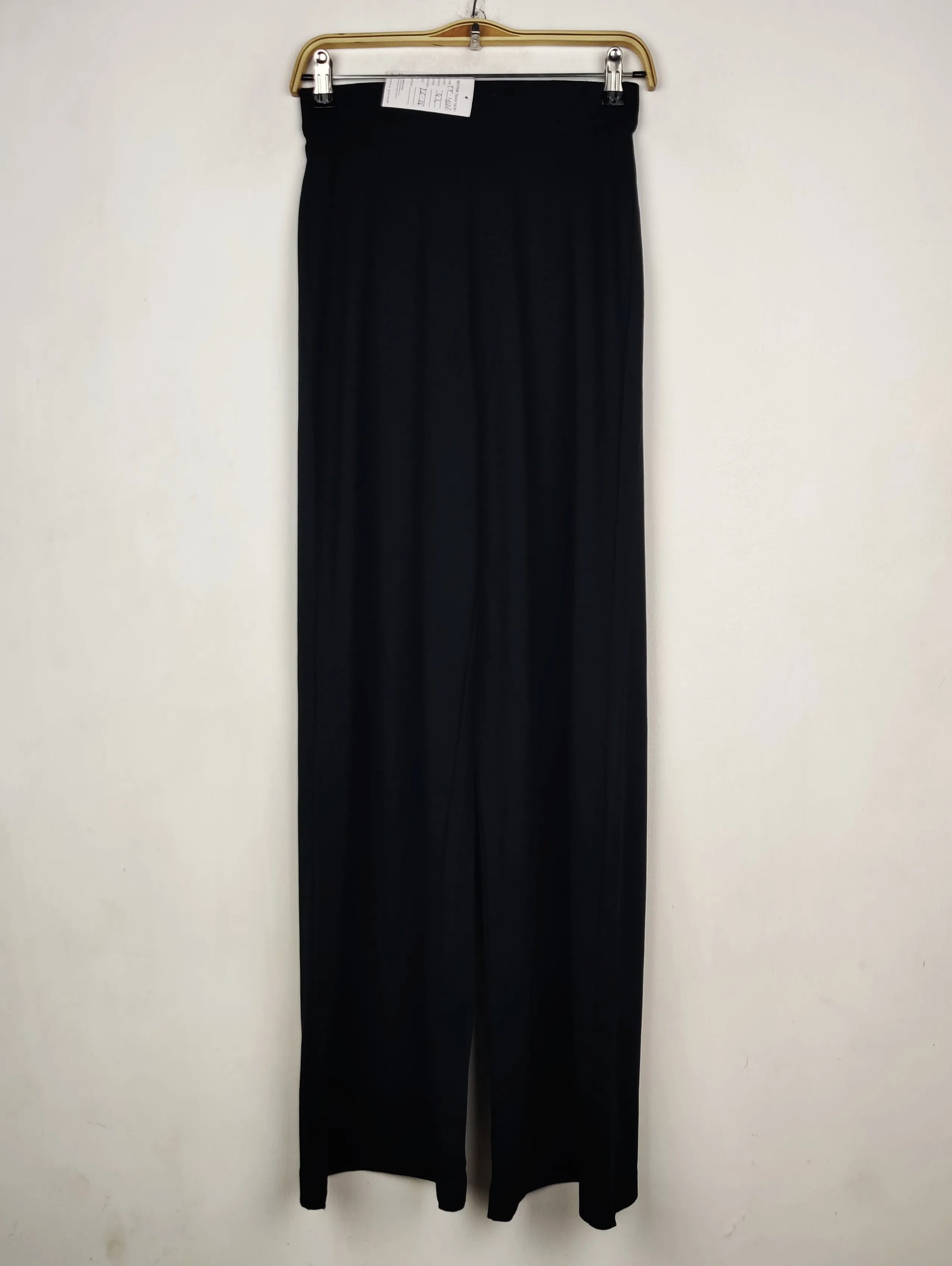Buy online pre-used pre-loved 100% authentic & Original branded Unknown Brand (TT-4122) available in Pakistan. Top international brands avilable.