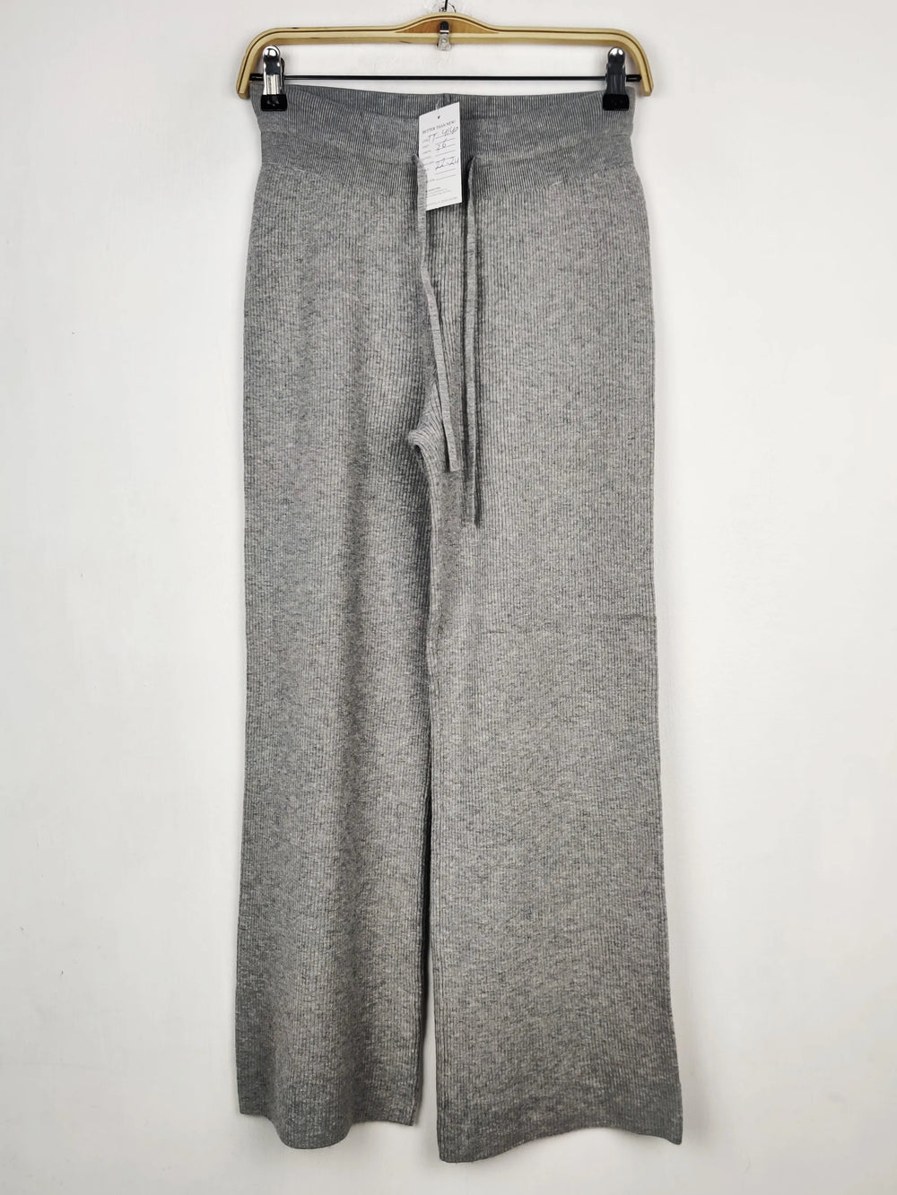 Buy online pre-used pre-loved 100% authentic & Original branded Uniqlo (TT-4140) available in Pakistan. Top international brands avilable.