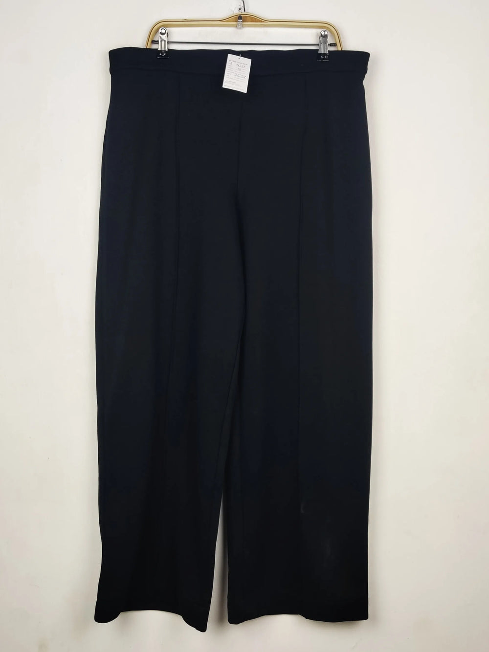 Buy online pre-used pre-loved 100% authentic & Original branded Marks & Spencer (TT-4220) available in Pakistan. Top international brands avilable.