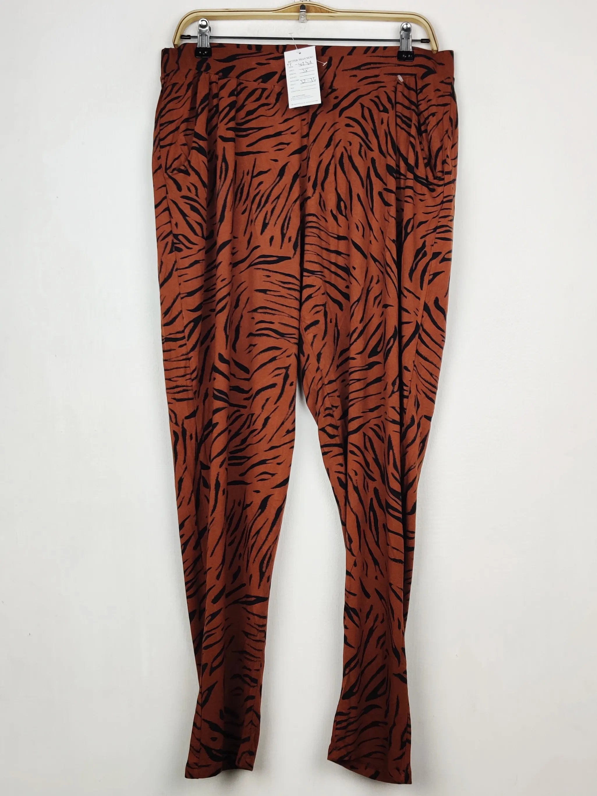 Buy online pre-used pre-loved 100% authentic & Original branded Marks & Spencer (TT-4243) available in Pakistan. Top international brands avilable.