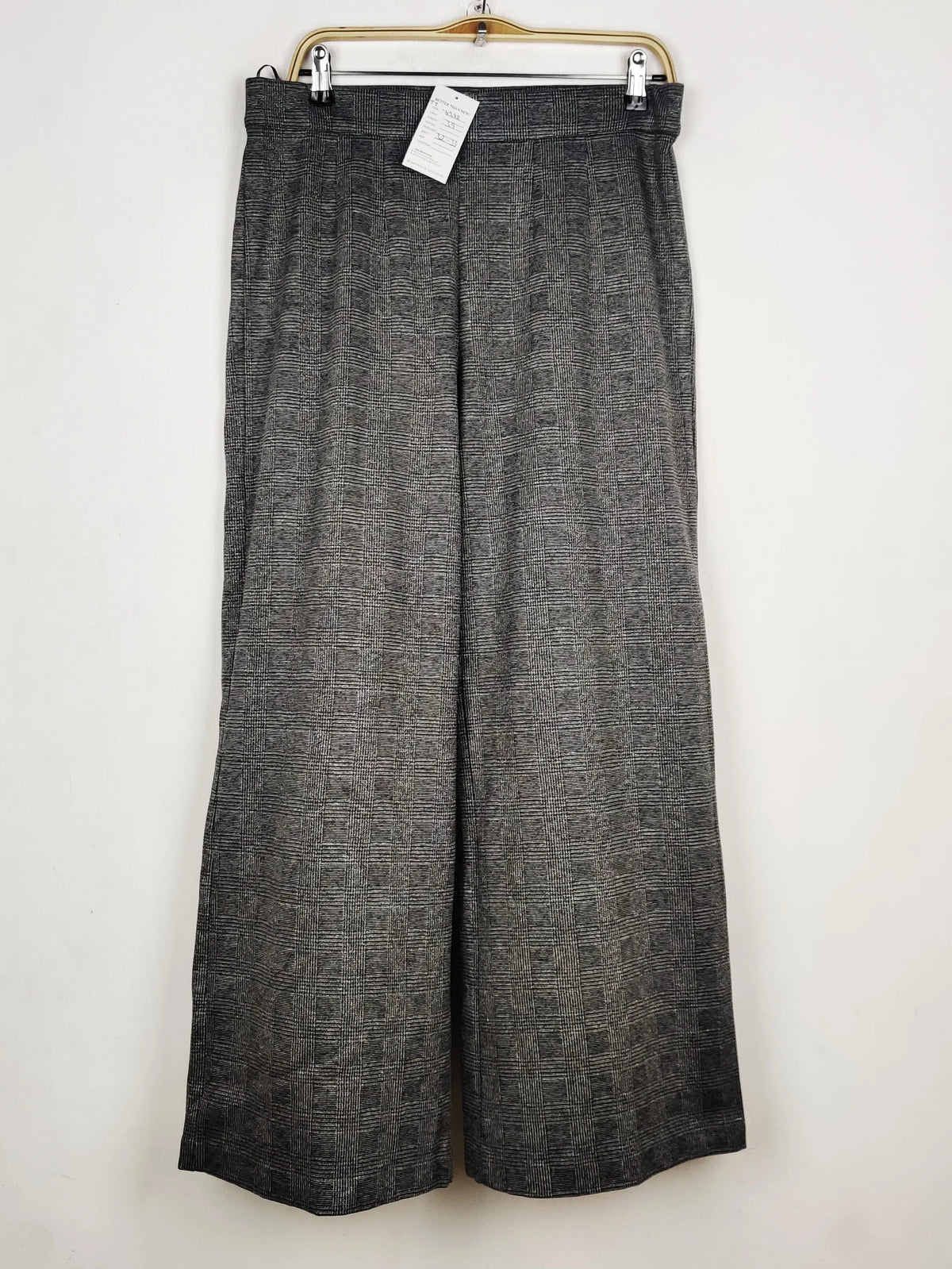 Buy online pre-used pre-loved 100% authentic & Original branded Marks & Spencer (TT-4332) available in Pakistan. Top international brands avilable.