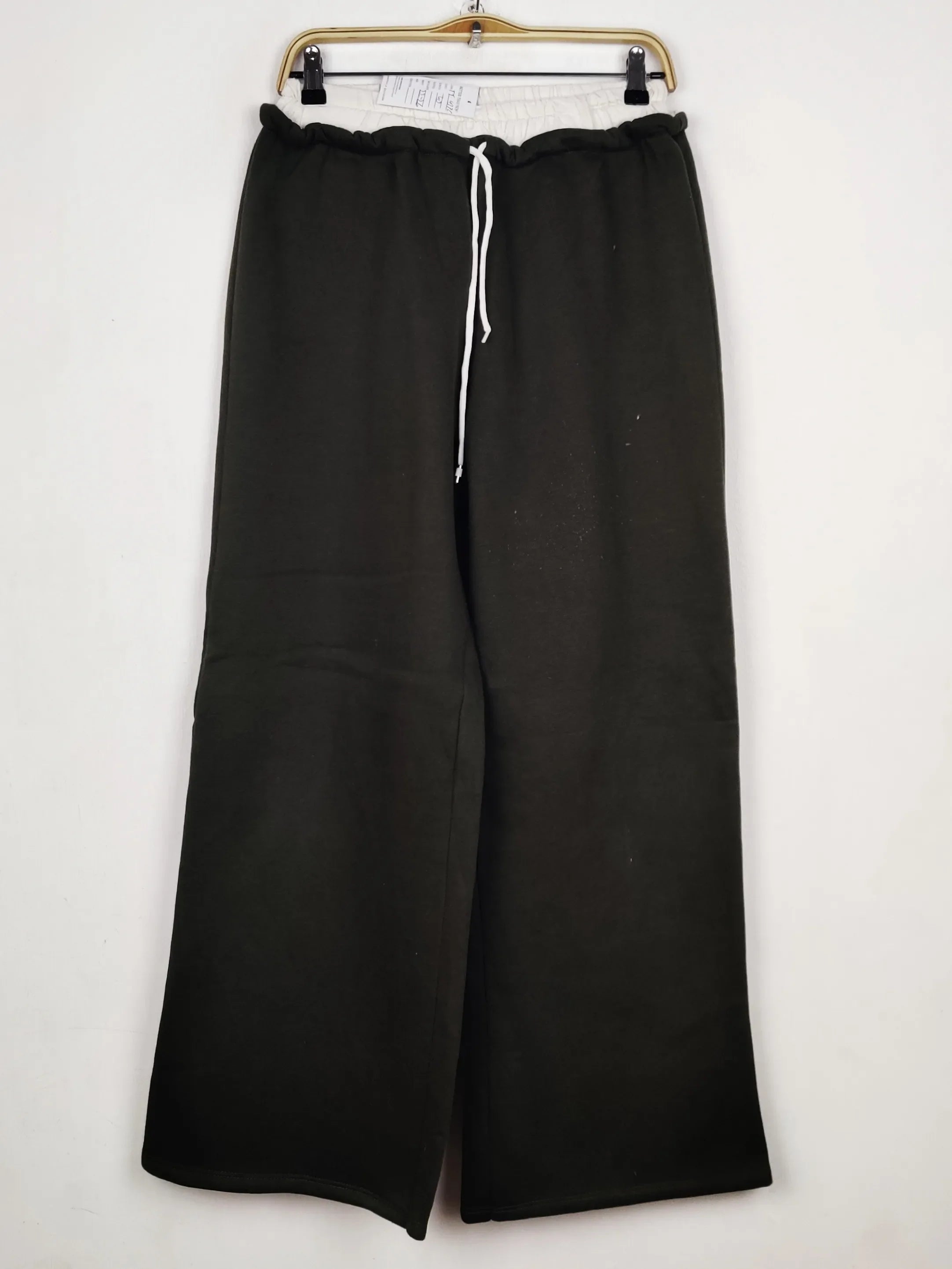Buy online pre-used pre-loved 100% authentic & Original branded Unknown Brand (TT-4376) available in Pakistan. Top international brands avilable.