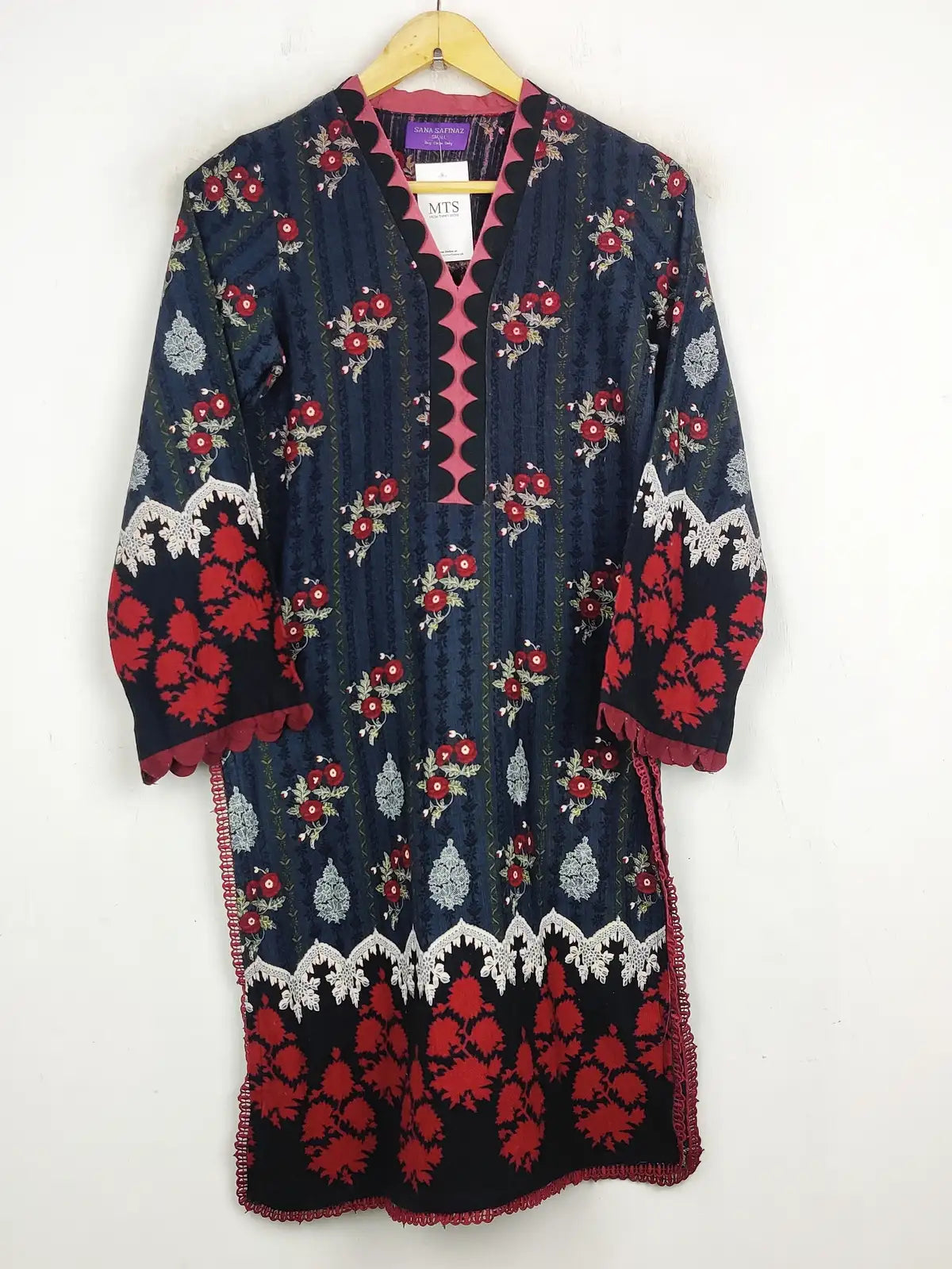 Buy online pre-used pre-loved 100% authentic & Original branded Sana Safinaz (WBK-1028) available in Pakistan. Top international brands avilable.
