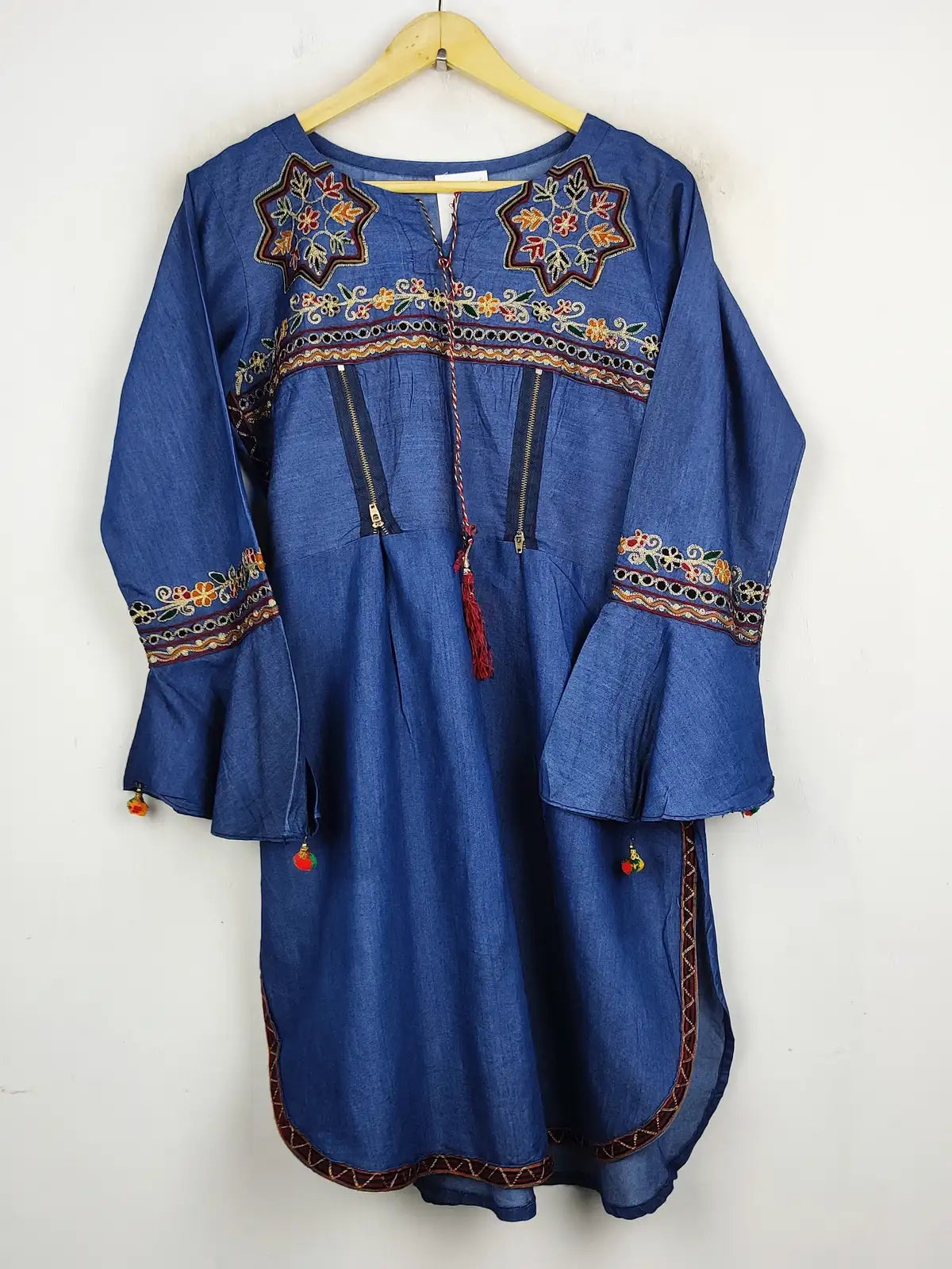 Buy online pre-used pre-loved 100% authentic & Original branded Unknown Brand (WBK-1033) available in Pakistan. Top international brands avilable.