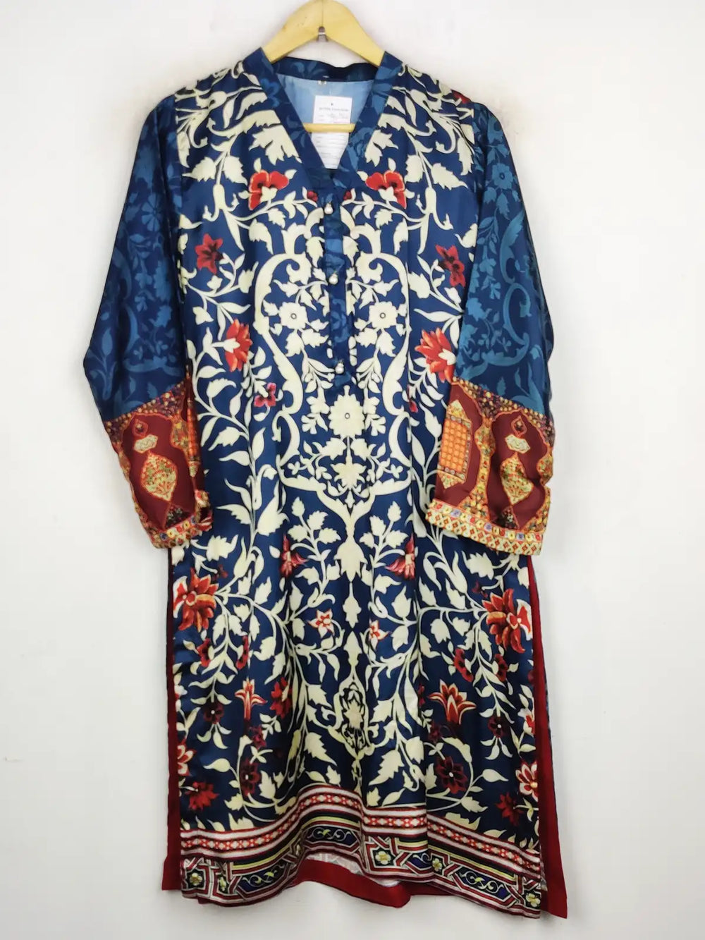 Buy online pre-used pre-loved 100% authentic & Original branded Unknown Brand (WBK-1036) available in Pakistan. Top international brands avilable.