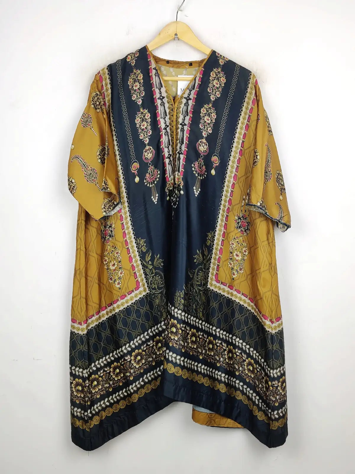 Buy online pre-used pre-loved 100% authentic & Original branded Unknown Brand (WBK-1059) available in Pakistan. Top international brands avilable.