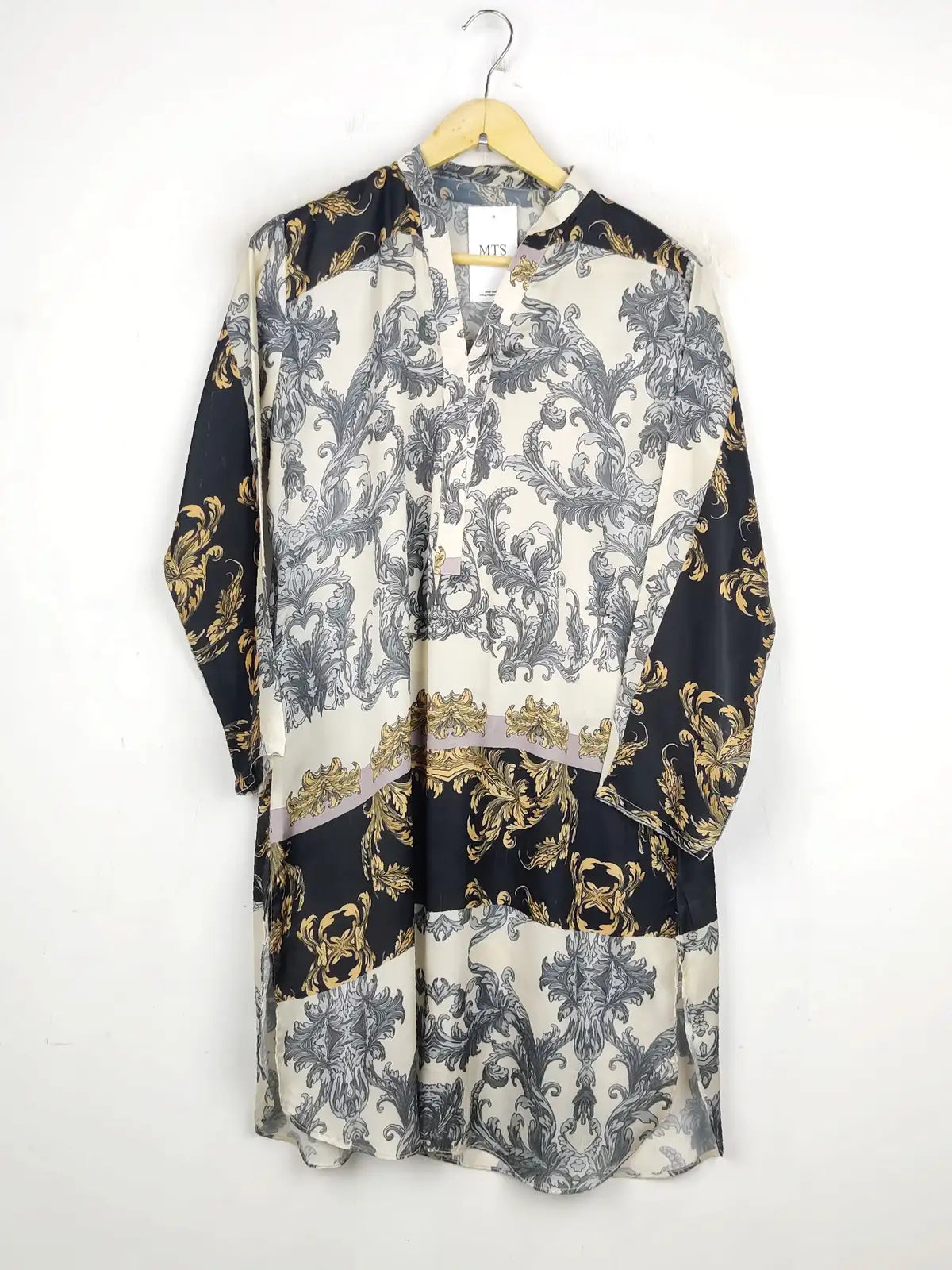 Buy online pre-used pre-loved 100% authentic & Original branded Unknown Brand (WBK-1062) available in Pakistan. Top international brands avilable.