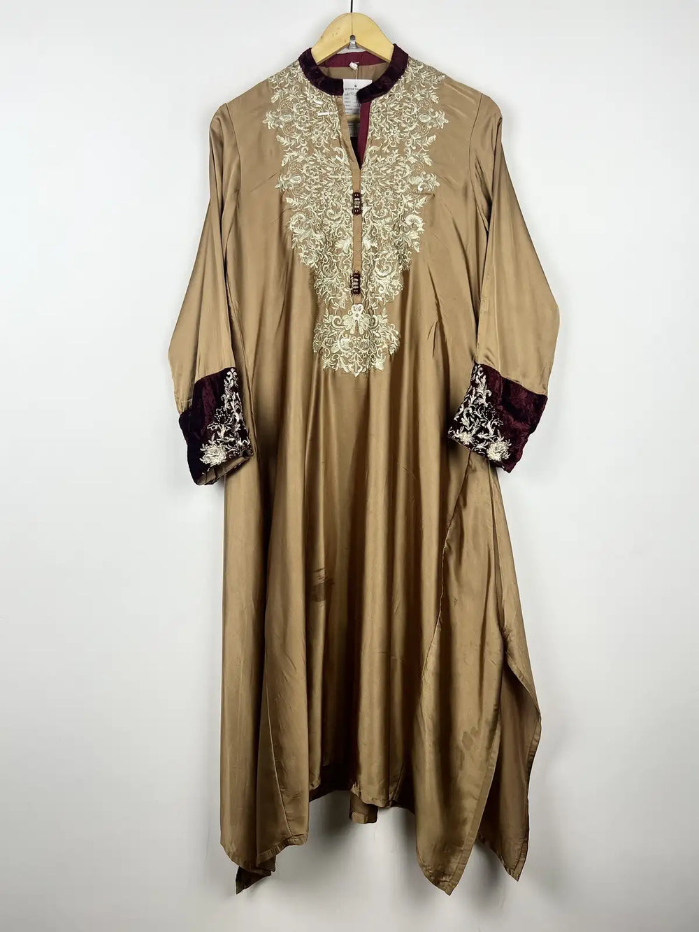 Buy online pre-used pre-loved 100% authentic & Original branded Unknown Brand (WBK-1115) available in Pakistan. Top international brands avilable.