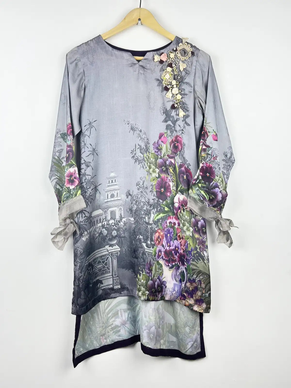 Buy online pre-used pre-loved 100% authentic & Original branded Unknown Brand (WBK-1123) available in Pakistan. Top international brands avilable.