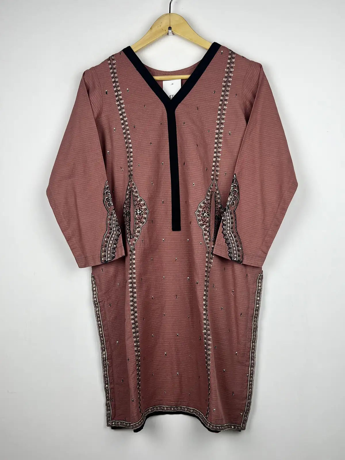 Buy online pre-used pre-loved 100% authentic & Original branded Unknown Brand (WBK-1164) available in Pakistan. Top international brands avilable.