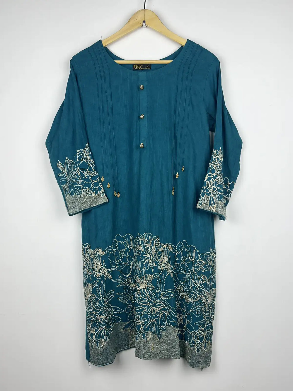 Buy online pre-used pre-loved 100% authentic & Original branded Reej (WBK-1166) available in Pakistan. Top international brands avilable.