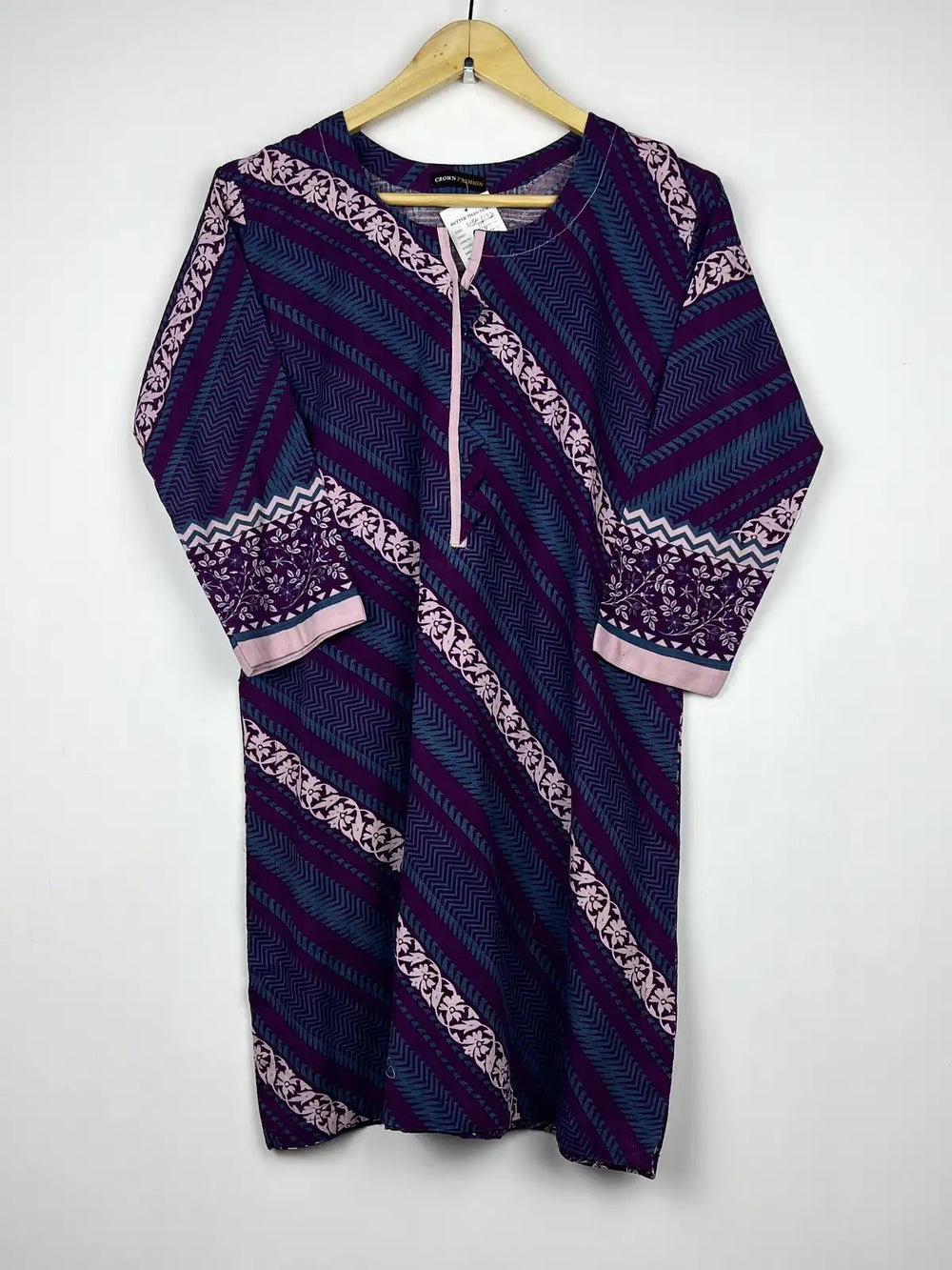 Buy online pre-used pre-loved 100% authentic & Original branded Crown Fashion (WBK-1192) available in Pakistan. Top international brands avilable.