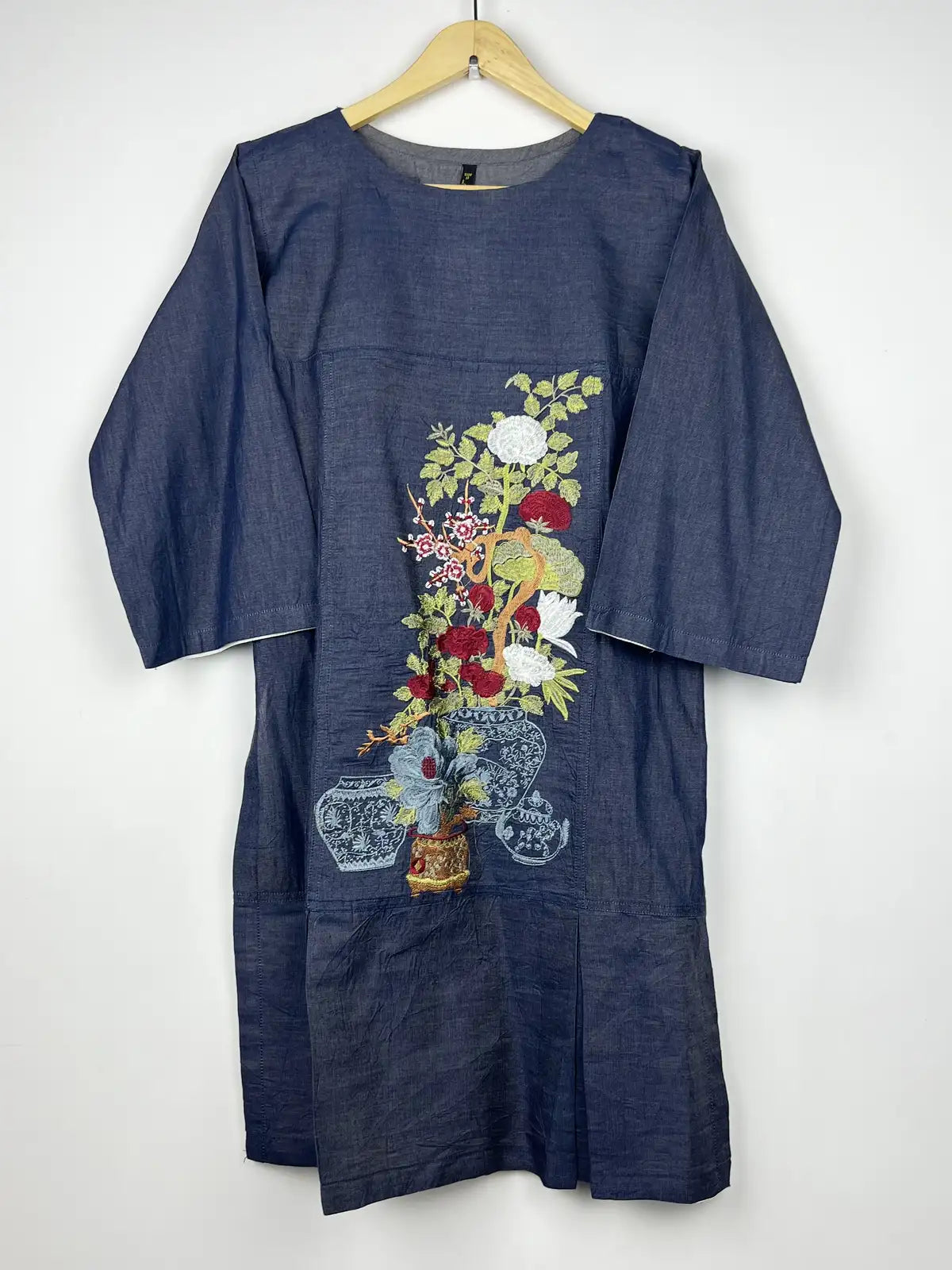 Buy online pre-used pre-loved 100% authentic & Original branded Raas (WBK-1201) available in Pakistan. Top international brands avilable.