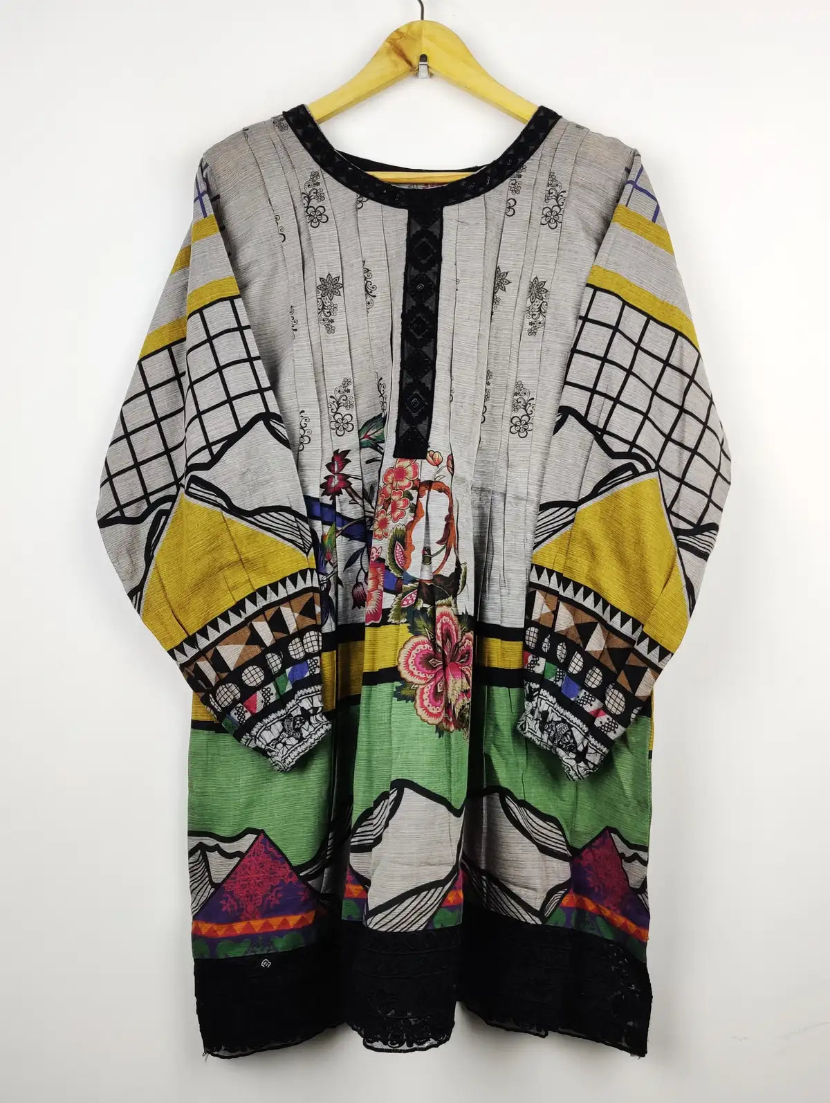 Buy online pre-used pre-loved 100% authentic & Original branded Unknown Brand (WBK-1228) available in Pakistan. Top international brands avilable.