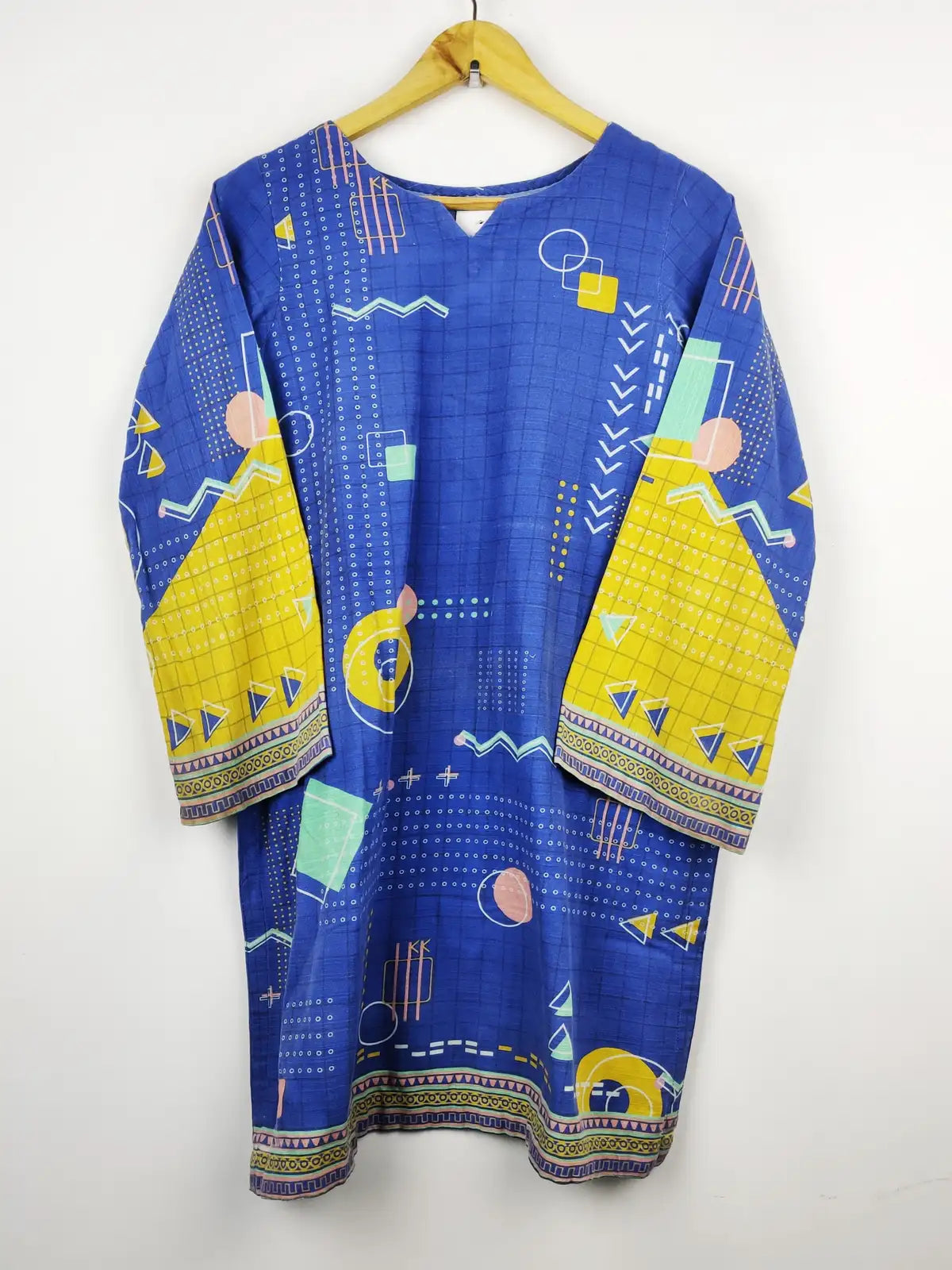 Buy online pre-used pre-loved 100% authentic & Original branded Unknown Brand (WBK-1232) available in Pakistan. Top international brands avilable.