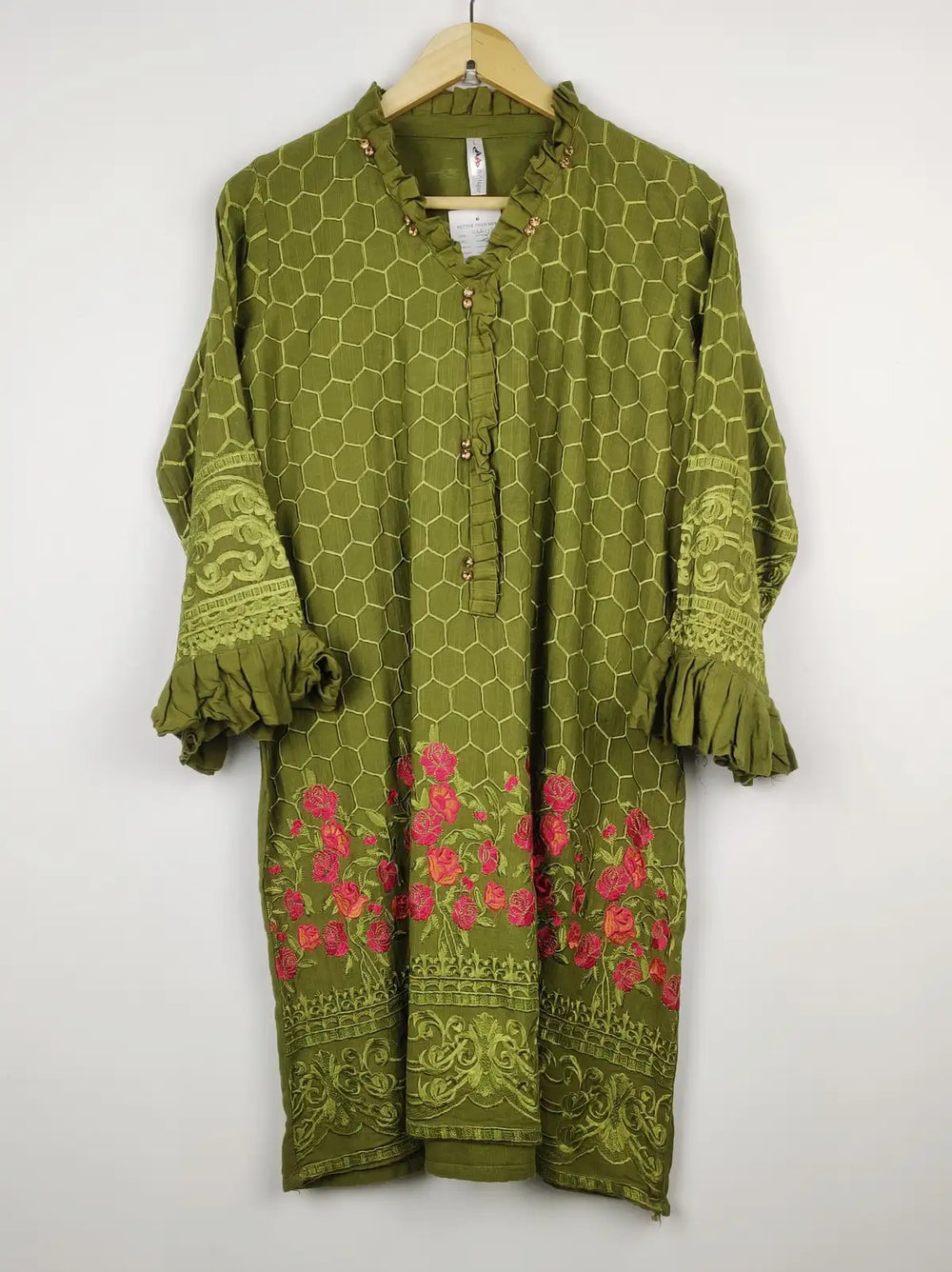 Buy online pre-used pre-loved 100% authentic & Original branded Boutique (WBK-1233) available in Pakistan. Top international brands avilable.