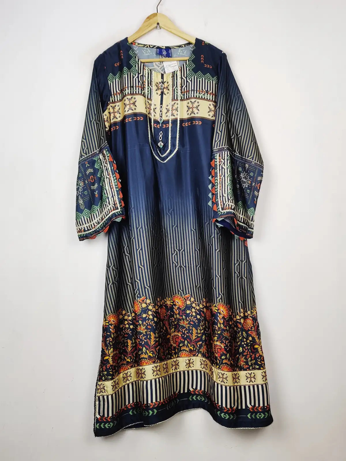 Buy online pre-used pre-loved 100% authentic & Original branded Afghan (WBK-1881) available in Pakistan. Top international brands avilable.