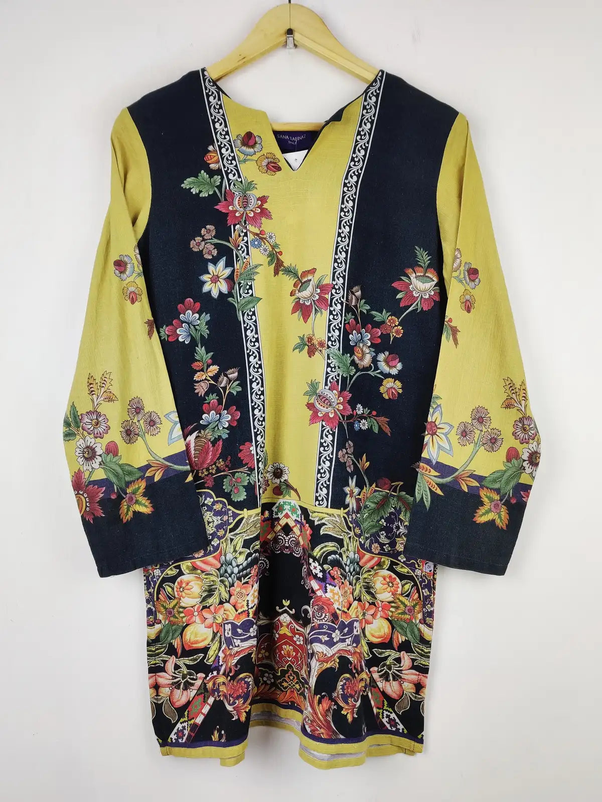 Buy online pre-used pre-loved 100% authentic & Original branded Sana Safinaz (WBK-2065) available in Pakistan. Top international brands avilable.