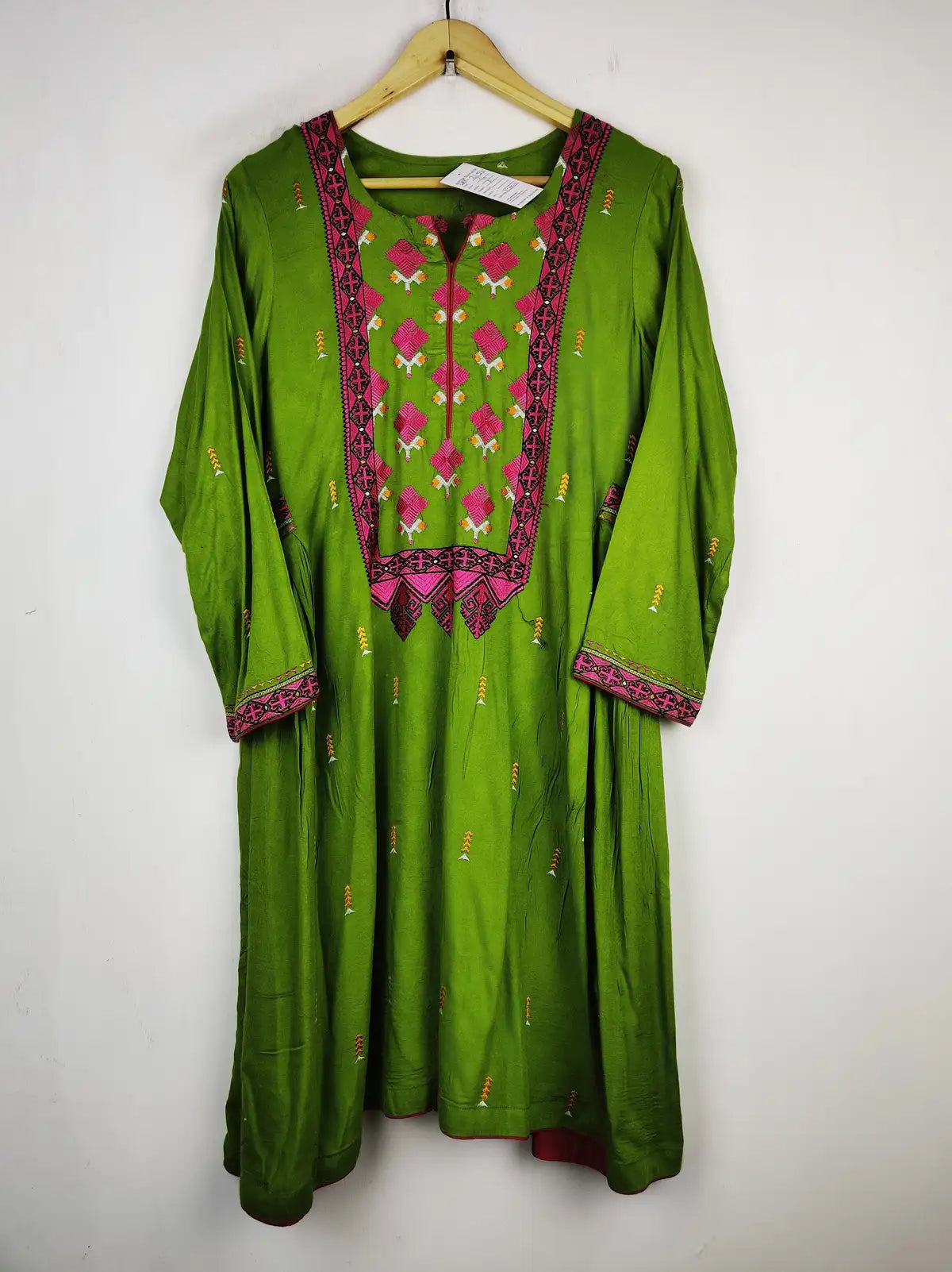 Buy online pre-used pre-loved 100% authentic & Original branded Unknown Brand (WBK-2154) available in Pakistan. Top international brands avilable.