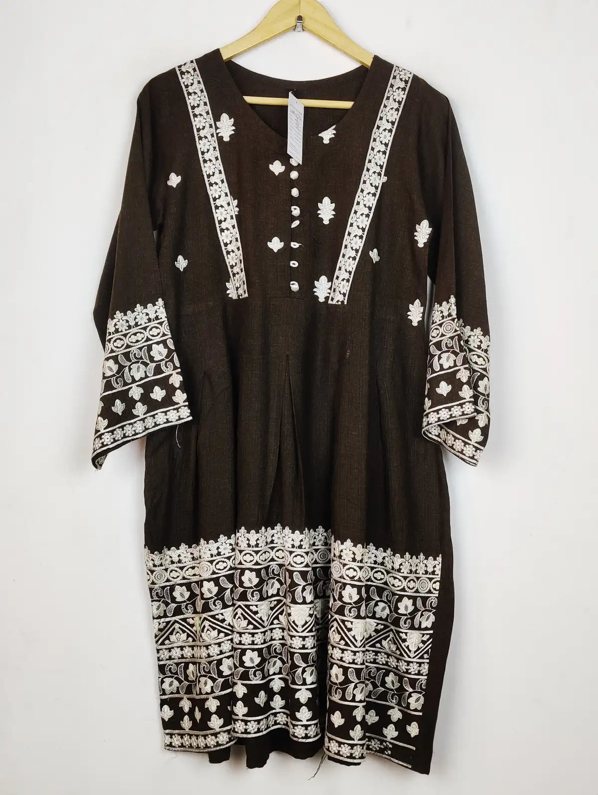 Buy online pre-used pre-loved 100% authentic & Original branded Dar`S Fabricon (WBK-2542) available in Pakistan. Top international brands avilable.