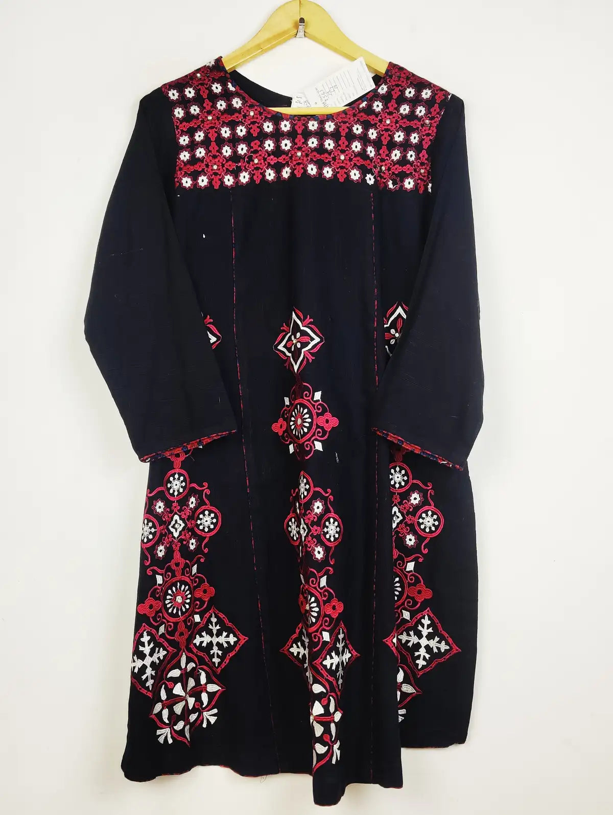 Buy online pre-used pre-loved 100% authentic & Original branded Unknown Brand (WBK-2561) available in Pakistan. Top international brands avilable.