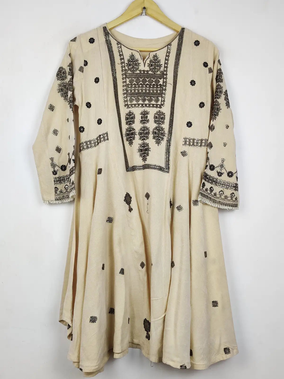 Buy online pre-used pre-loved 100% authentic & Original branded Unknown Brand (WBK-2586) available in Pakistan. Top international brands avilable.