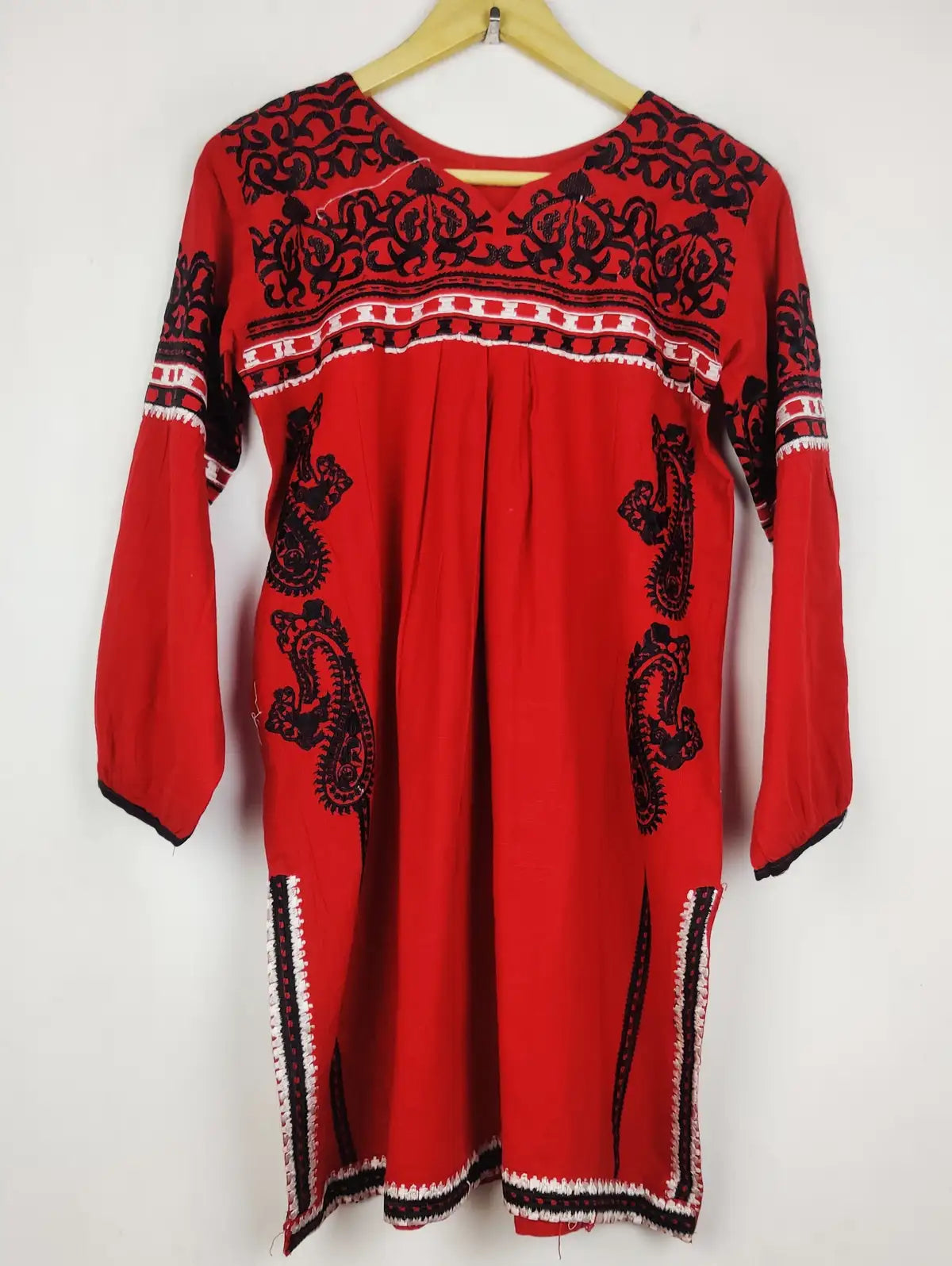 Buy online pre-used pre-loved 100% authentic & Original branded Unknown Brand (WBK-2629) available in Pakistan. Top international brands avilable.