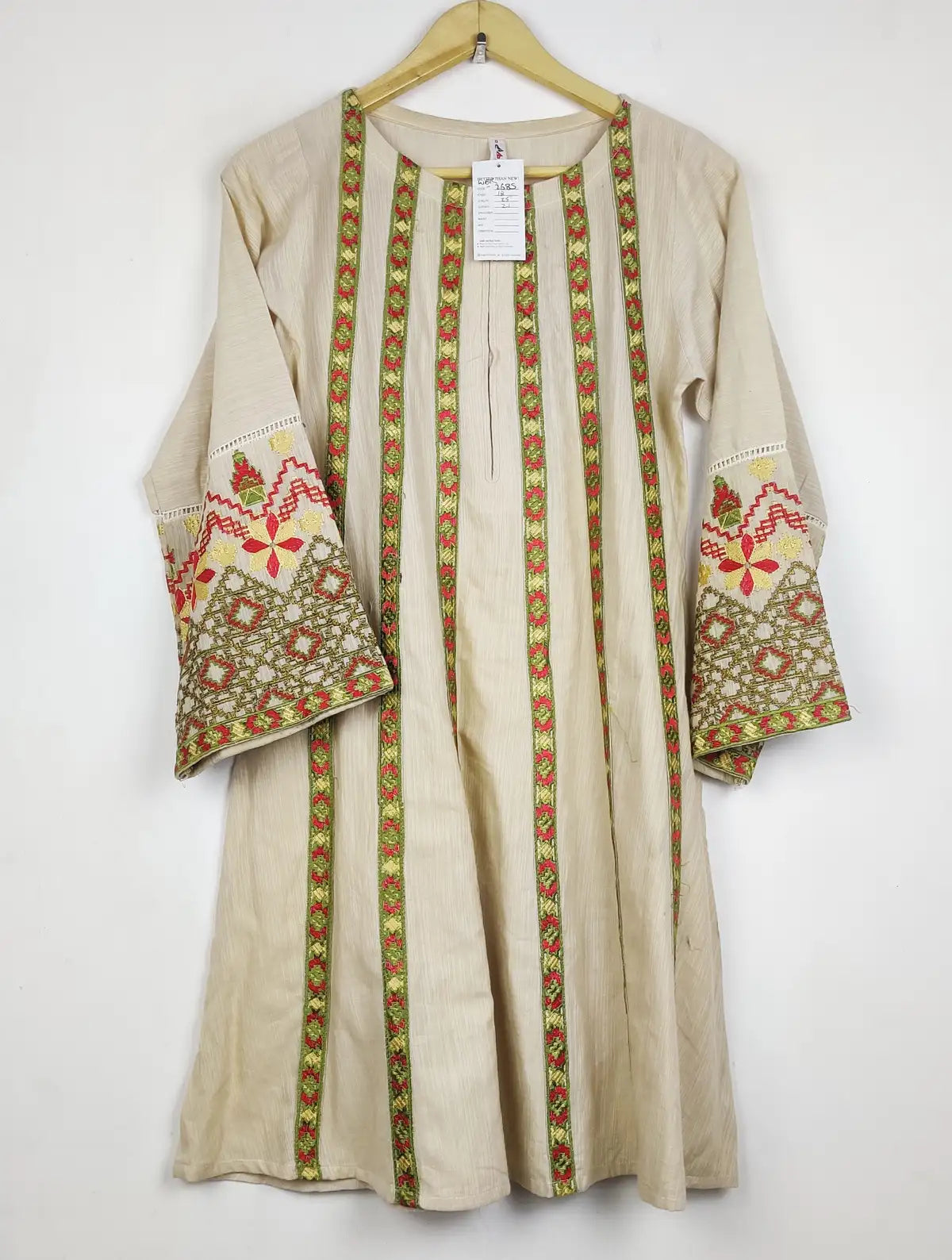 Buy online pre-used pre-loved 100% authentic & Original branded Boutique (WBK-2685) available in Pakistan. Top international brands avilable.