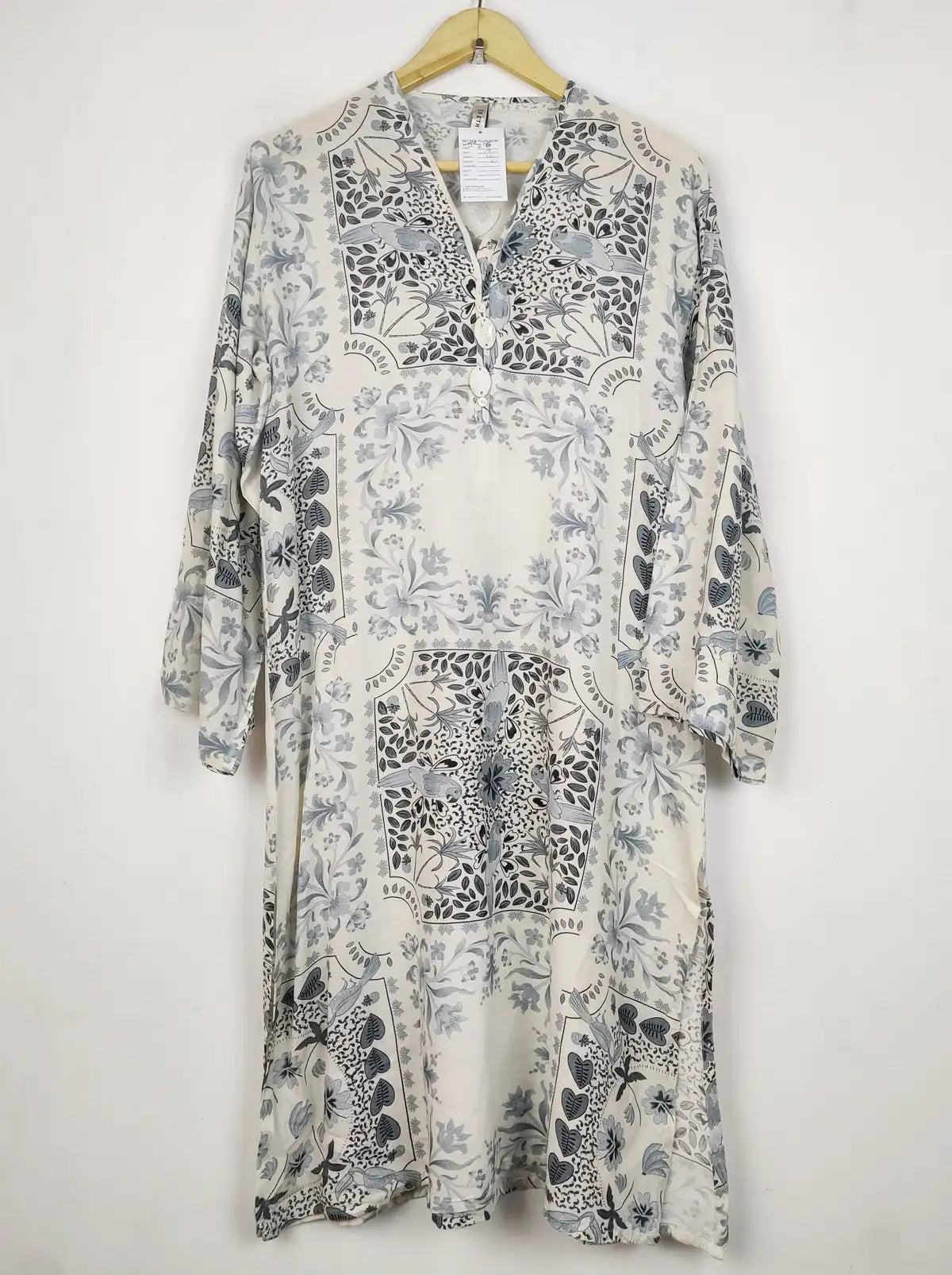 Buy online pre-used pre-loved 100% authentic & Original branded Ethnic (WBK-2761) available in Pakistan. Top international brands avilable.