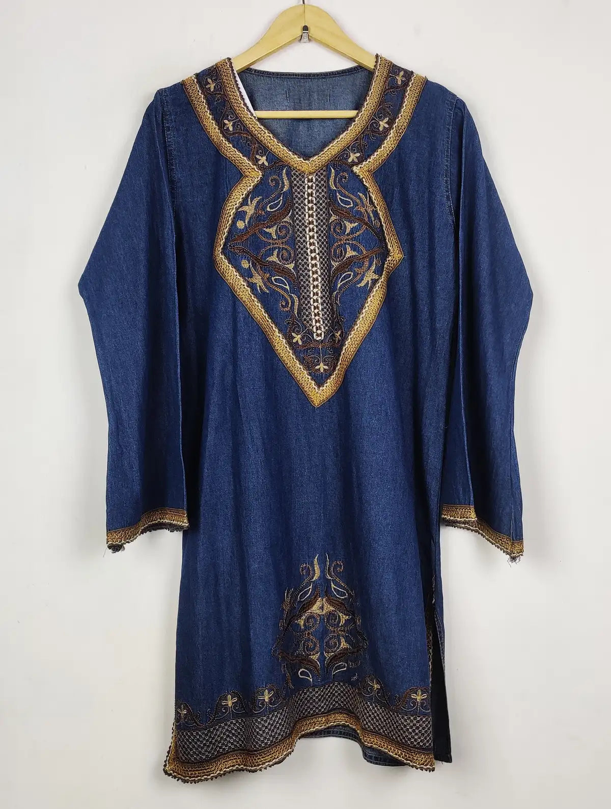 Buy online pre-used pre-loved 100% authentic & Original branded Unknown Brand (WBK-2810) available in Pakistan. Top international brands avilable.