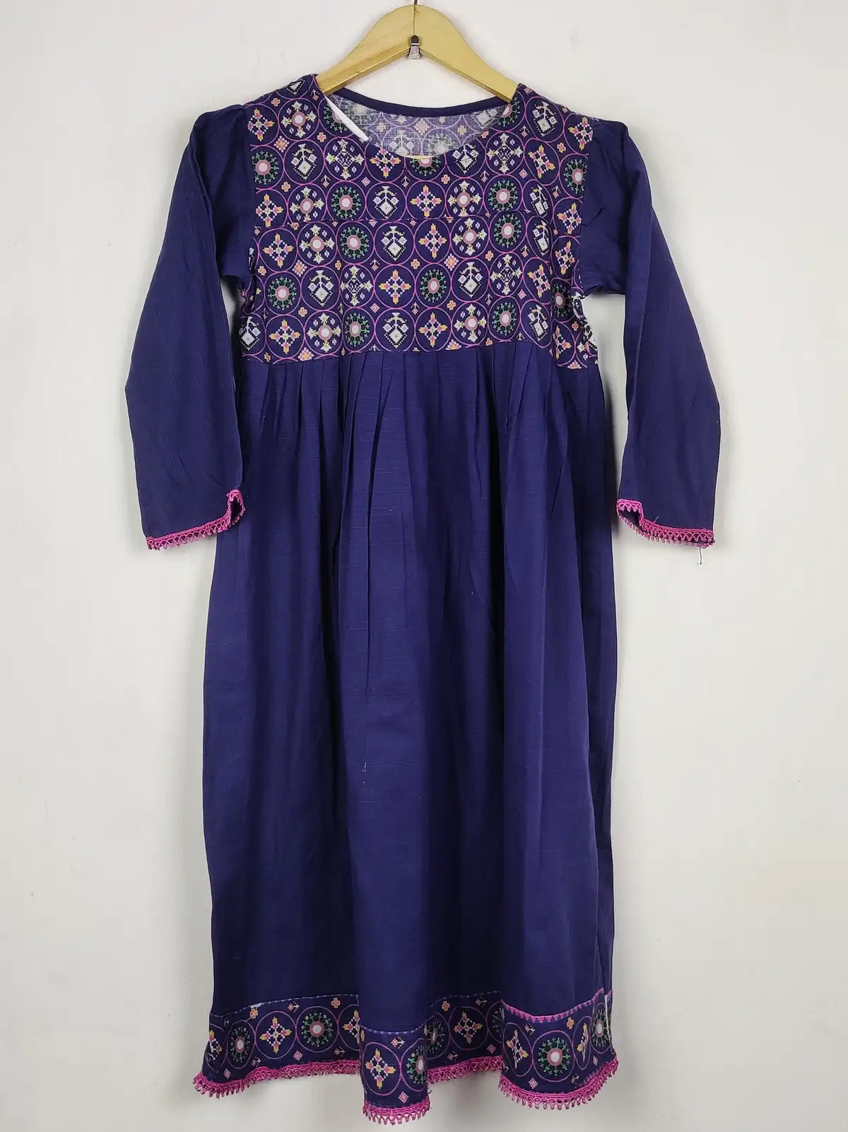 Buy online pre-used pre-loved 100% authentic & Original branded Unknown Brand (WBK-2813) available in Pakistan. Top international brands avilable.