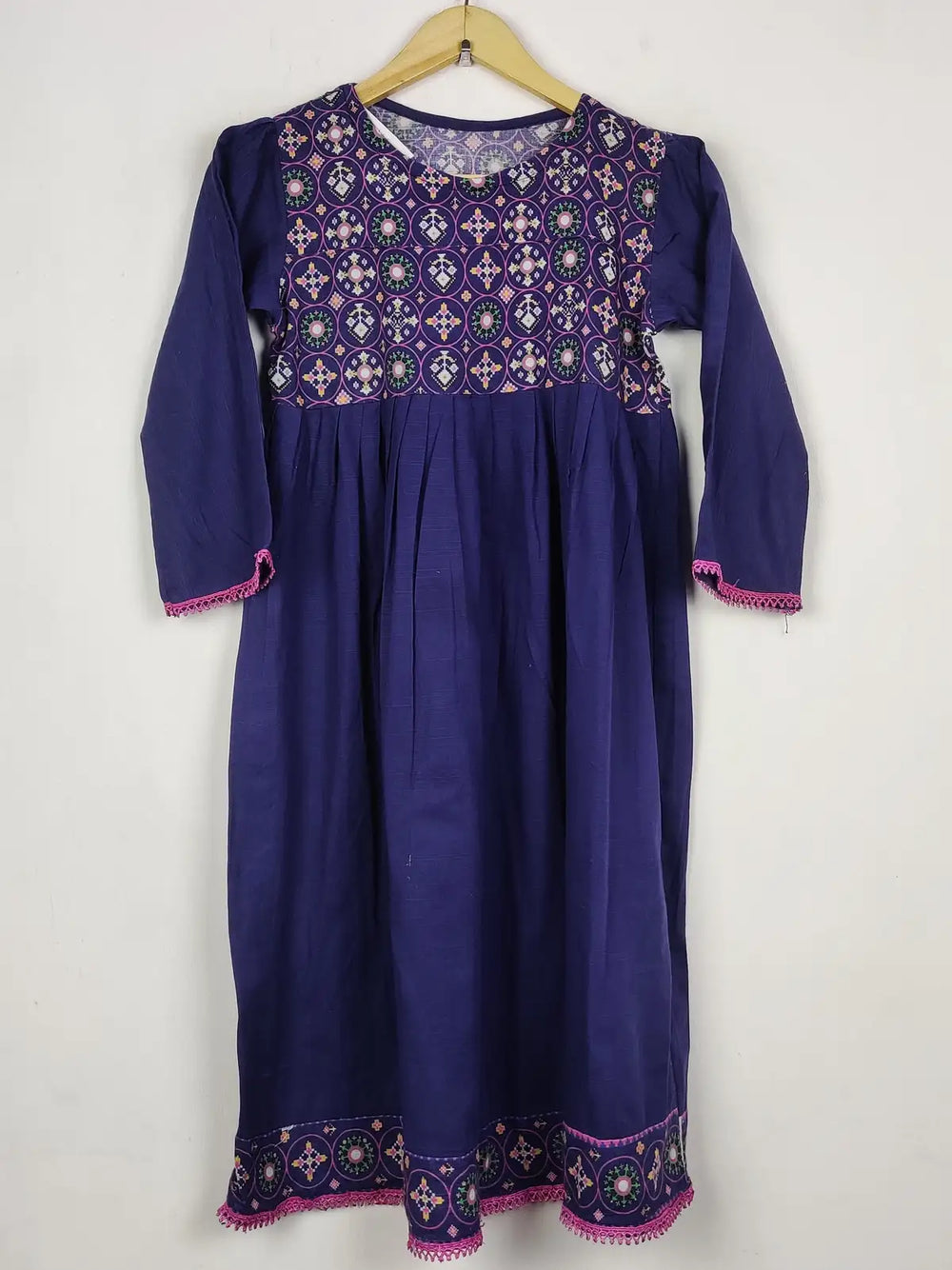 Buy online pre-used pre-loved 100% authentic & Original branded Unknown Brand (WBK-2813) available in Pakistan. Top international brands avilable.