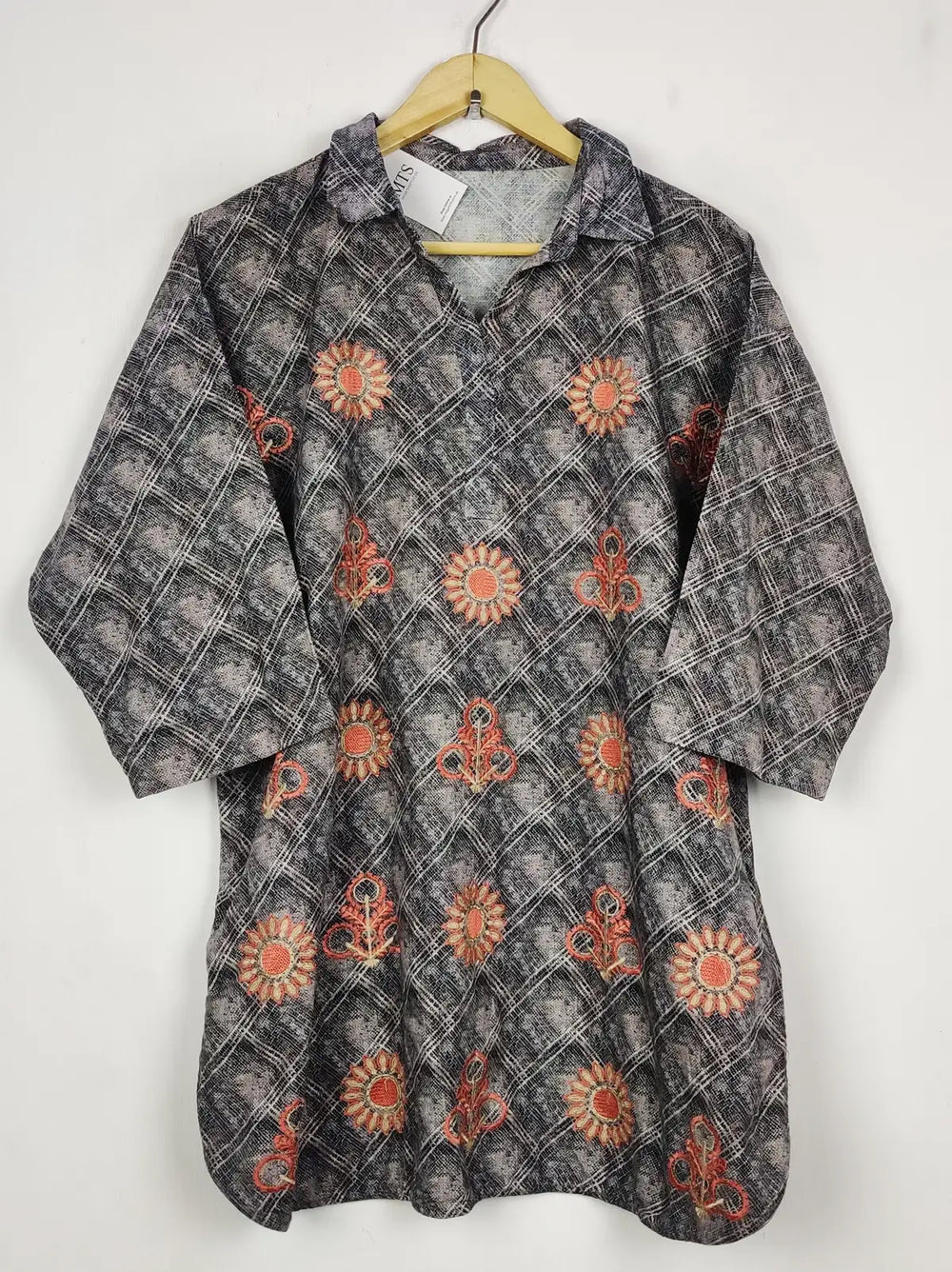 Buy online pre-used pre-loved 100% authentic & Original branded Unknown Brand (WBK-2815) available in Pakistan. Top international brands avilable.