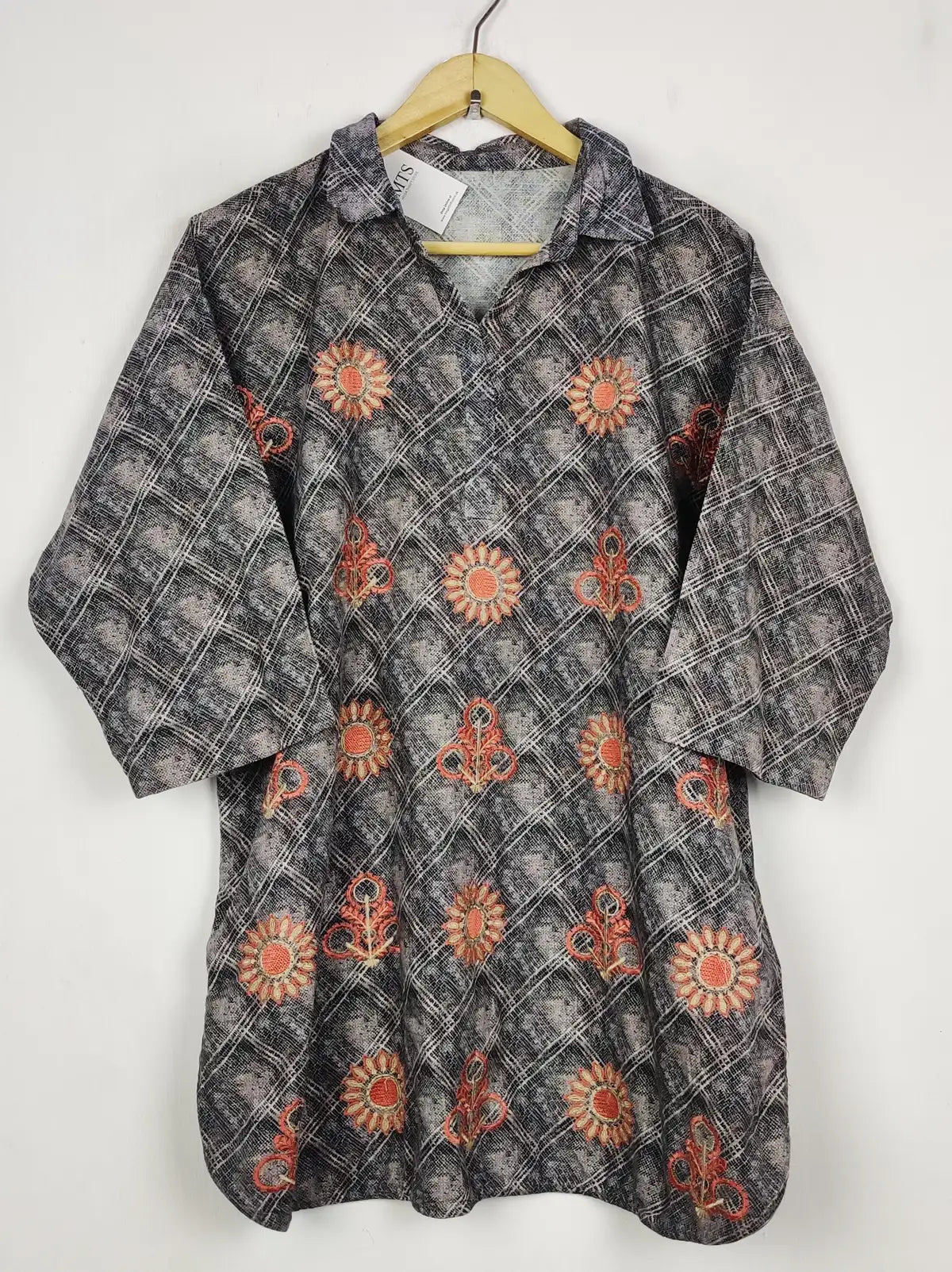Buy online pre-used pre-loved 100% authentic & Original branded Unknown Brand (WBK-2815) available in Pakistan. Top international brands avilable.
