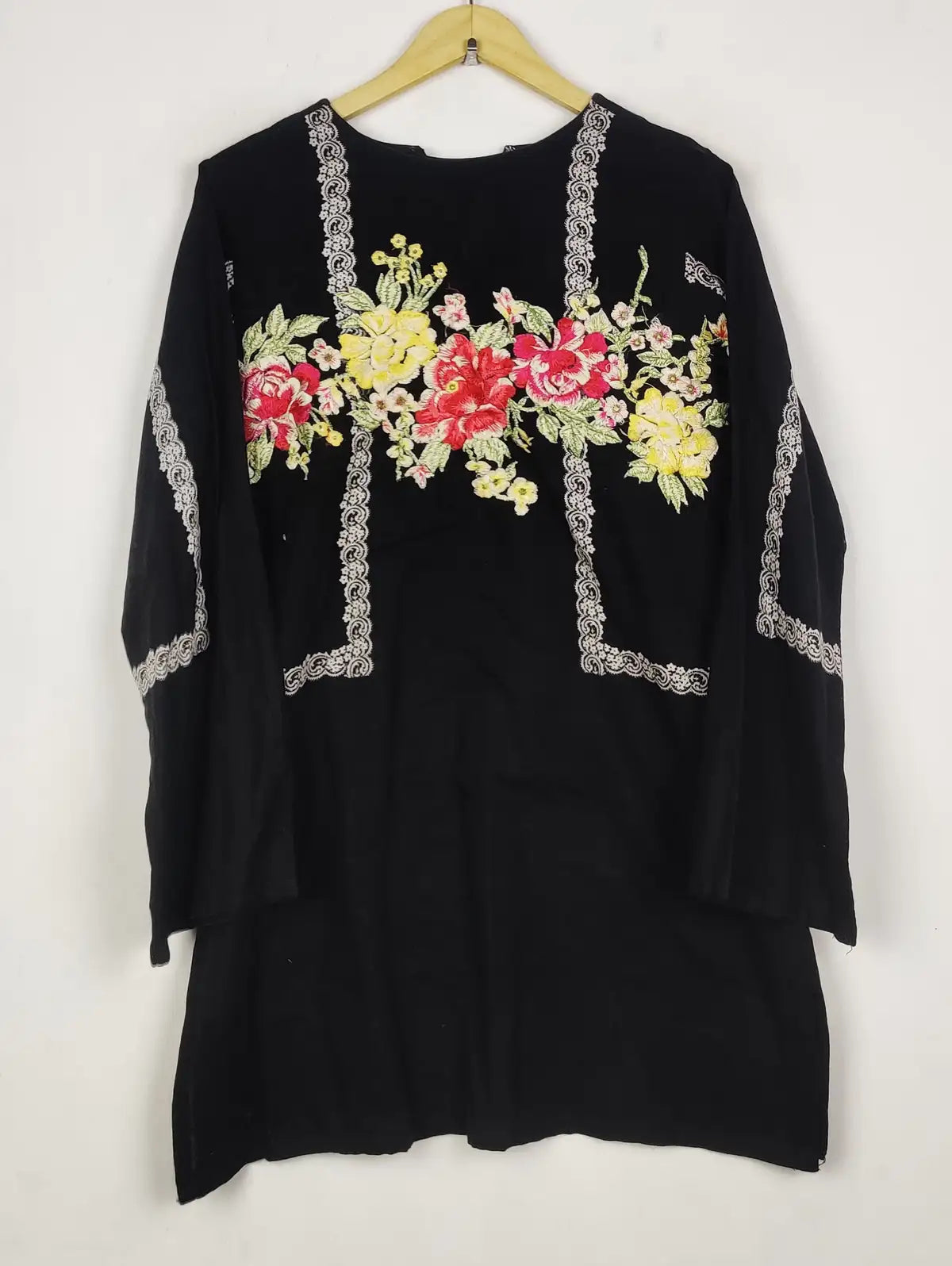 Buy online pre-used pre-loved 100% authentic & Original branded Sana Safinaz (WBK-2816) available in Pakistan. Top international brands avilable.