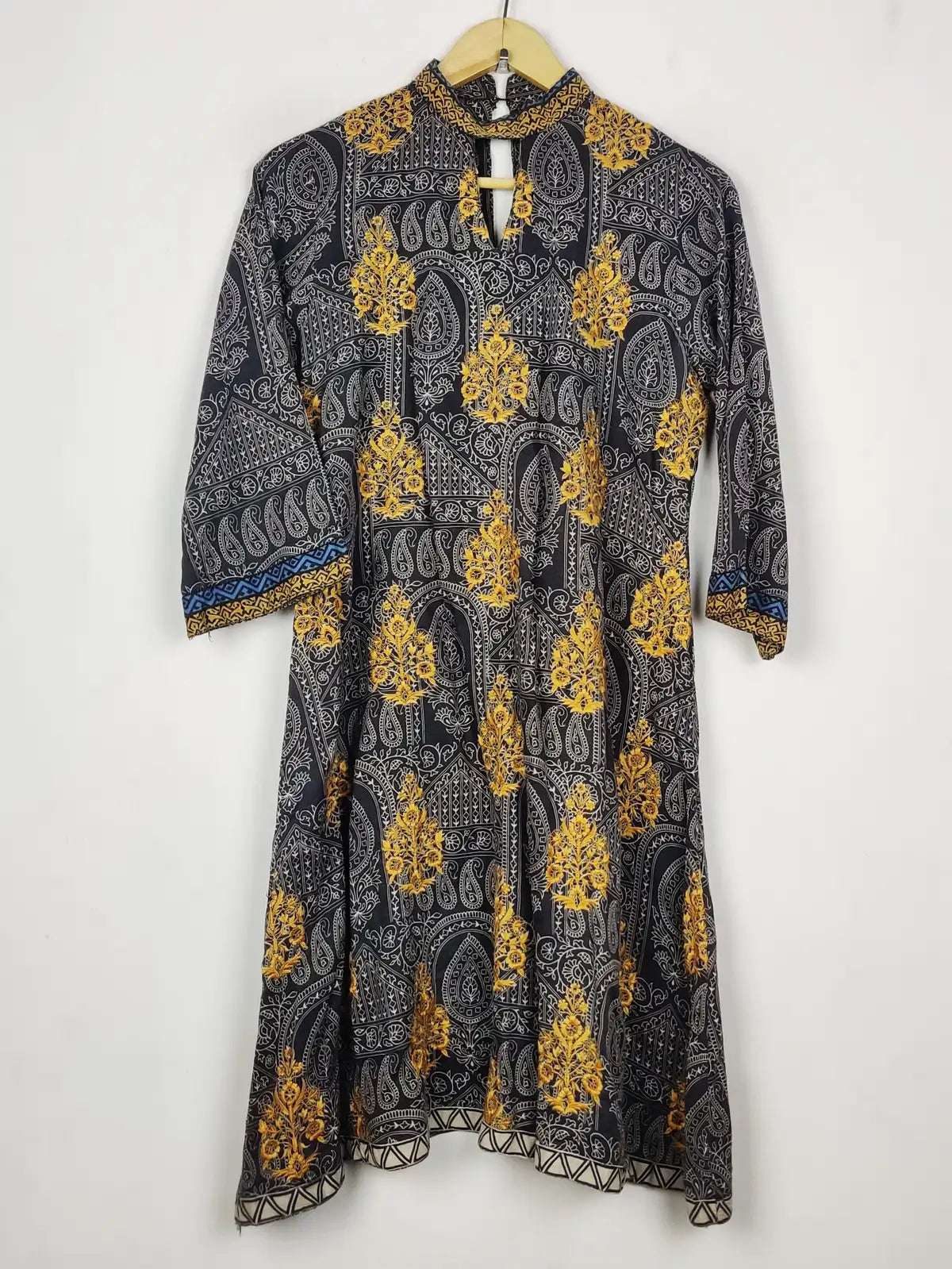 Buy online pre-used pre-loved 100% authentic & Original branded Unknown Brand (WBK-2905) available in Pakistan. Top international brands avilable.