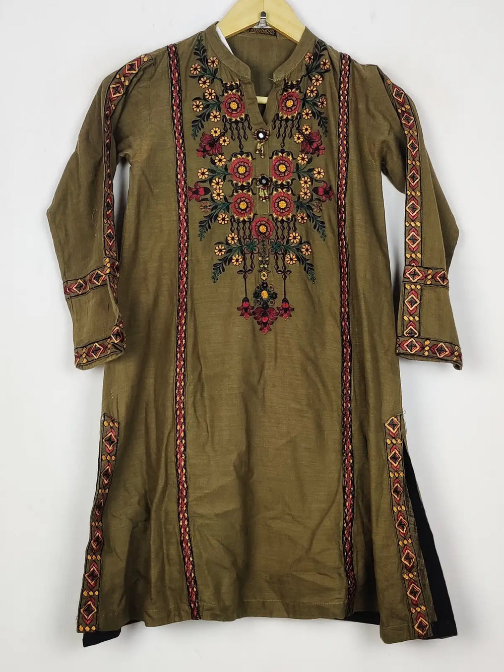 Buy online pre-used pre-loved 100% authentic & Original branded Motif (WBK-2913) available in Pakistan. Top international brands avilable.