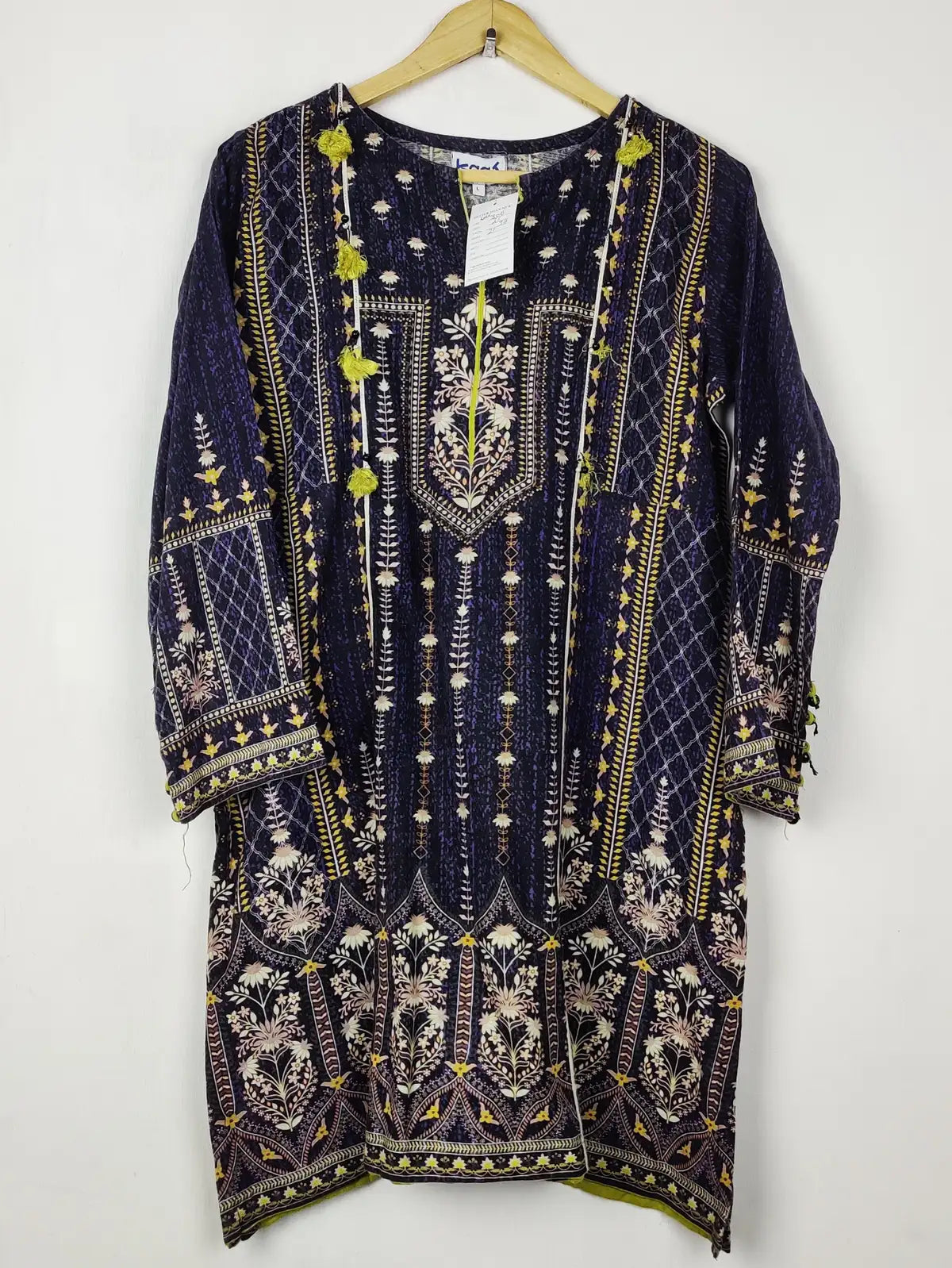 Buy online pre-used pre-loved 100% authentic & Original branded Gul Ahmed (WBK-3061) available in Pakistan. Top international brands avilable.